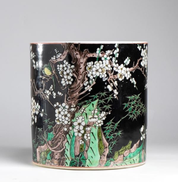 Vaso cilindrico in porcellana a figure e fondo a smalto nero. Cina, XX secolo
