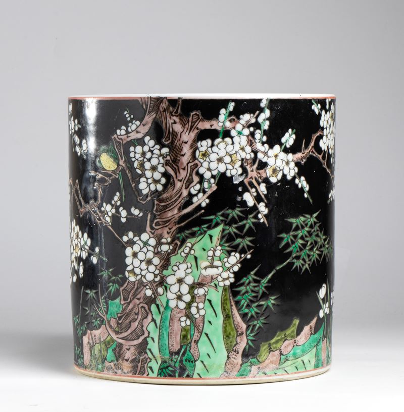 Vaso cilindrico, porcellana a decorazione figurata e smalto nero di fondo, Cina, XX secolo