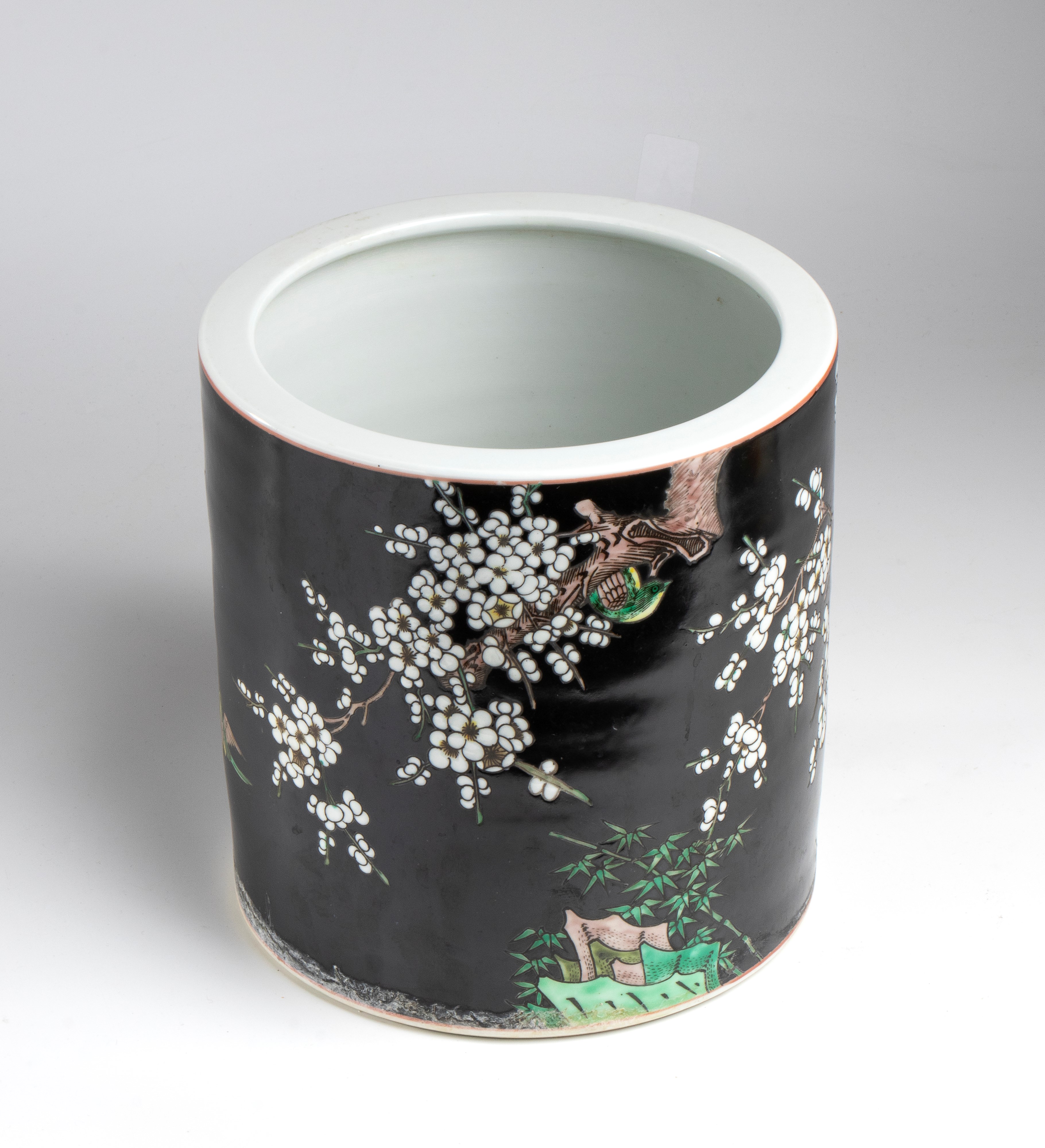 Vaso cilindrico, porcellana a decorazione figurata e smalto nero di fondo, Cina, XX secolo