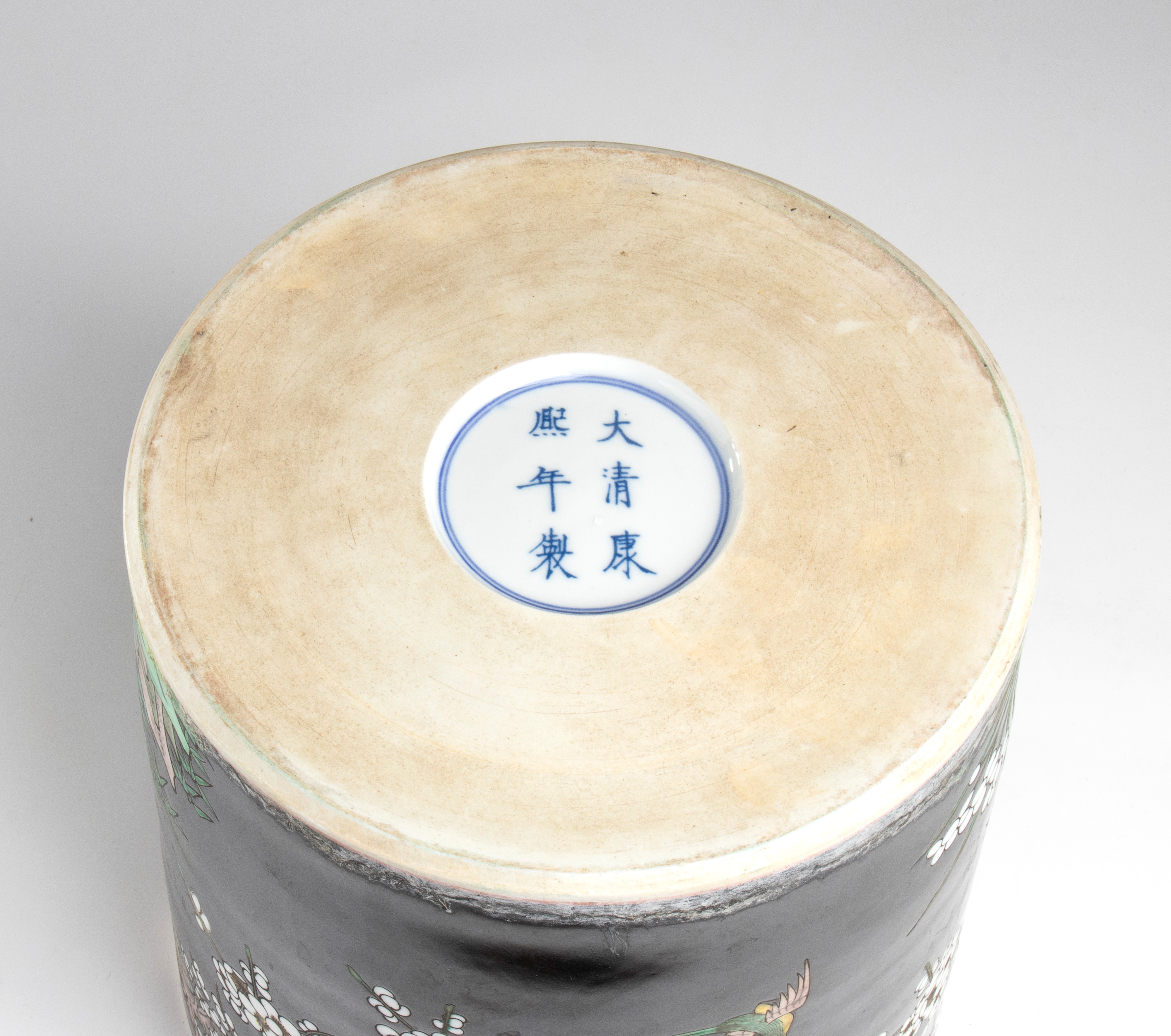 Vaso cilindrico, porcellana a decorazione figurata e smalto nero di fondo, Cina, XX secolo