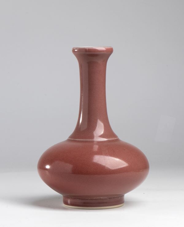 vaso a collo alto in porcellana a smalto rosa opaco. Cina, XX secolo