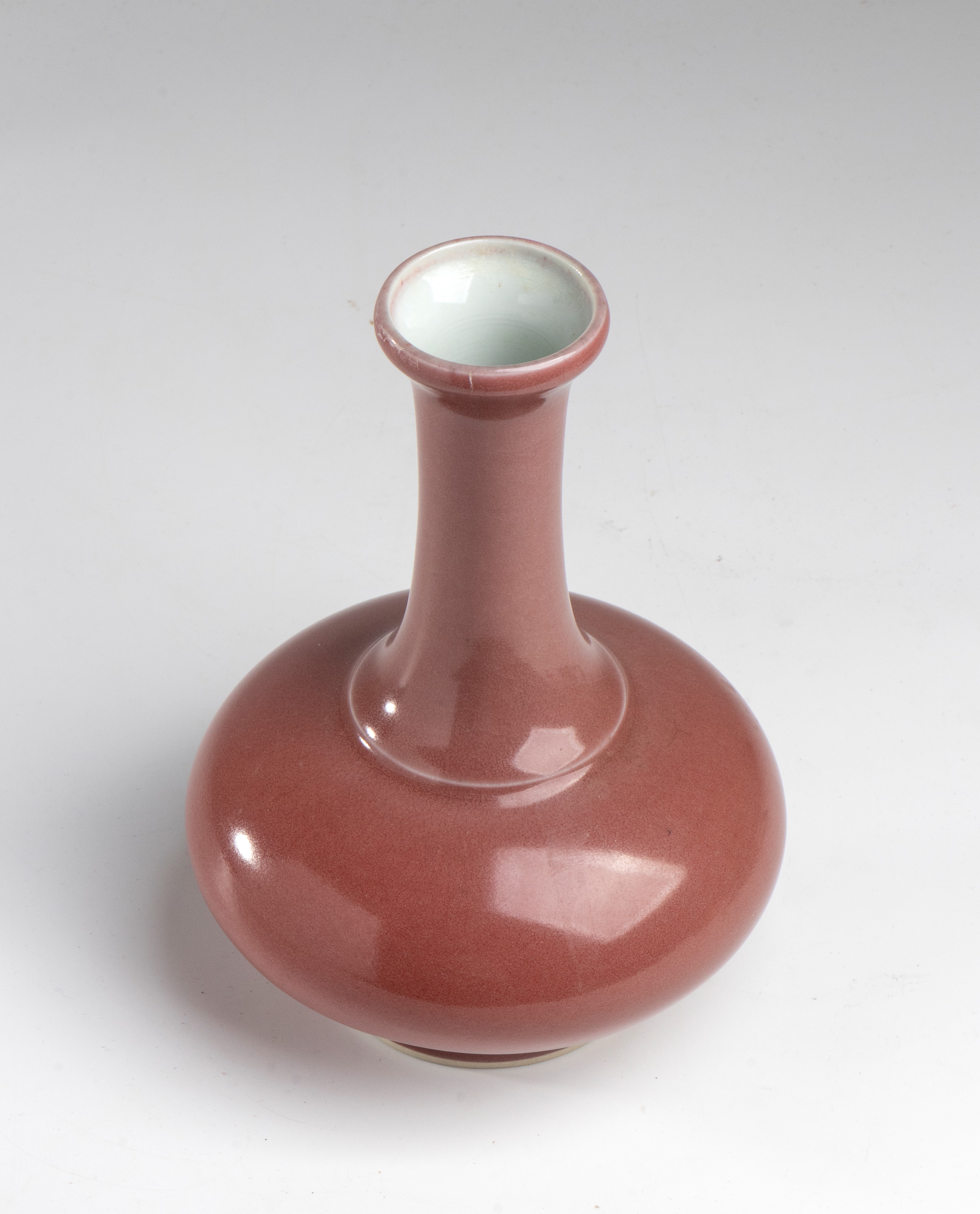 Vaso a collo alto, porcellana con smalto rosa opaco, Cina, XX secolo