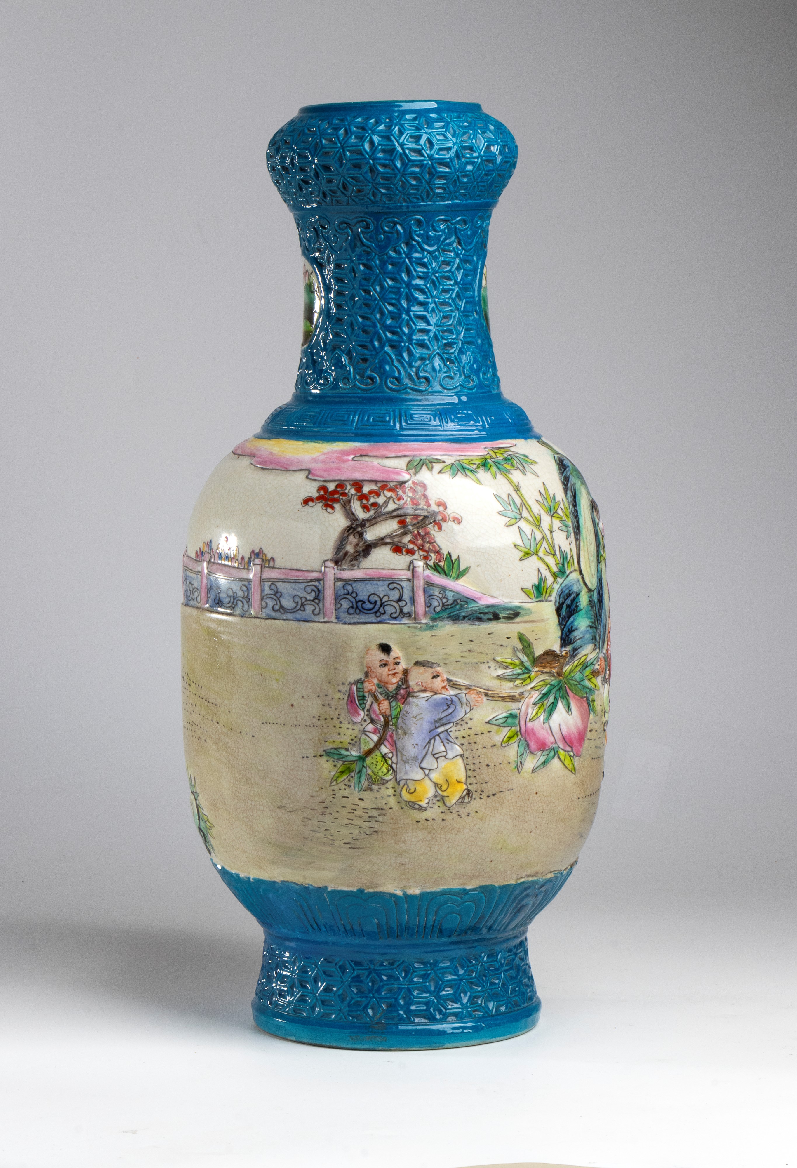 Vaso grande a figure sagomate in rilievo e smalti policromi, Cina, XX secolo