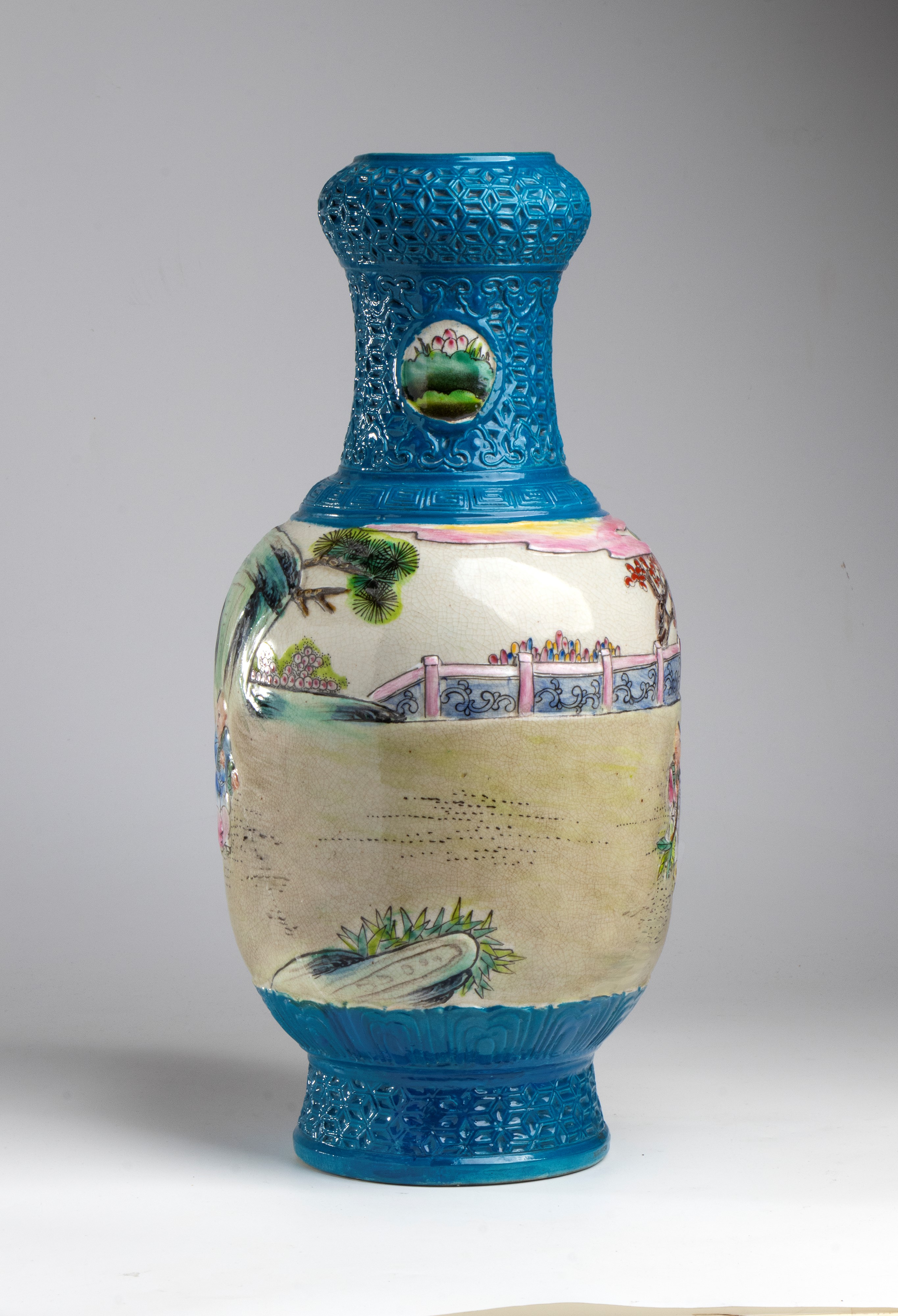 Vaso grande a figure sagomate in rilievo e smalti policromi, Cina, XX secolo