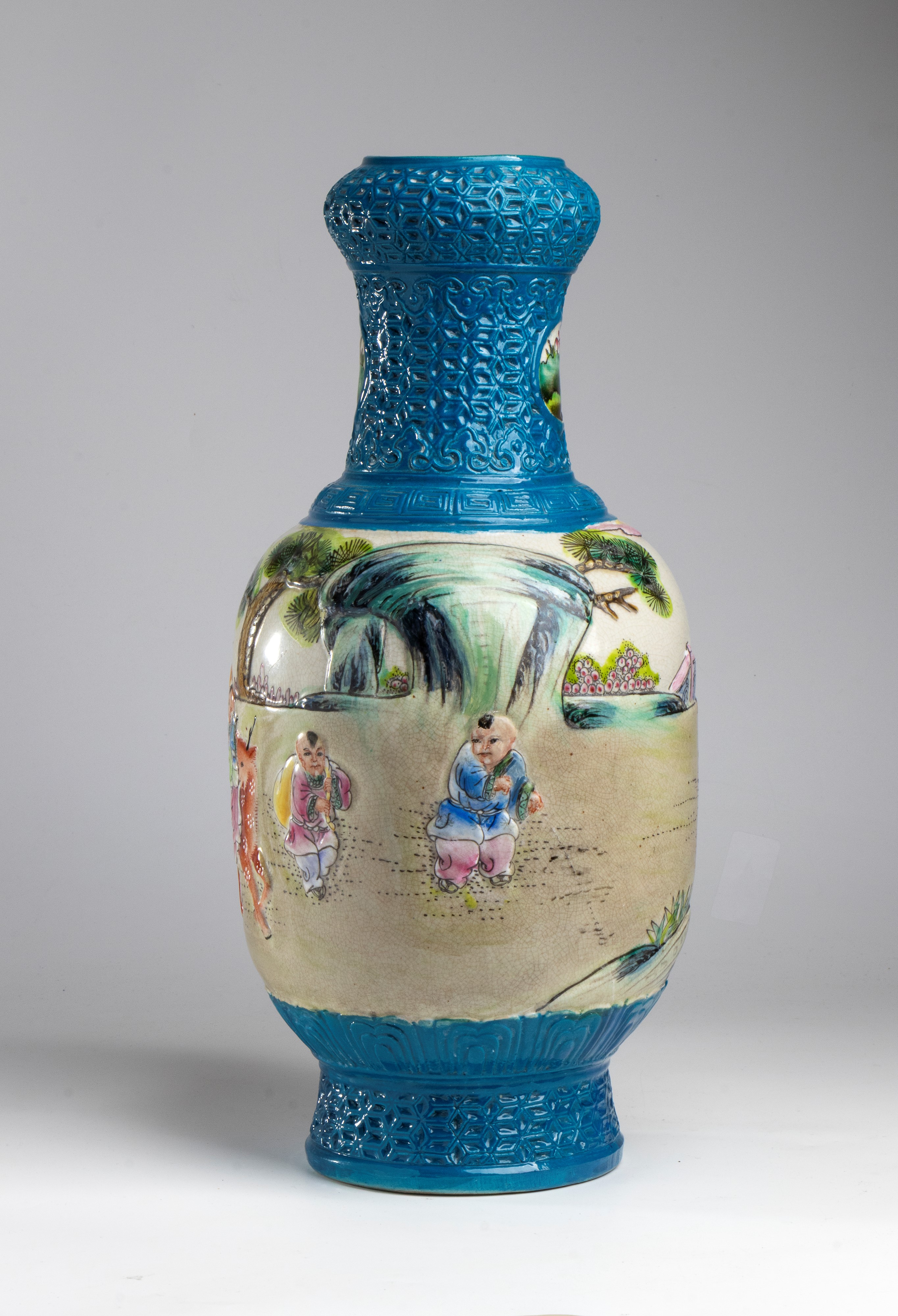 Vaso grande a figure sagomate in rilievo e smalti policromi, Cina, XX secolo