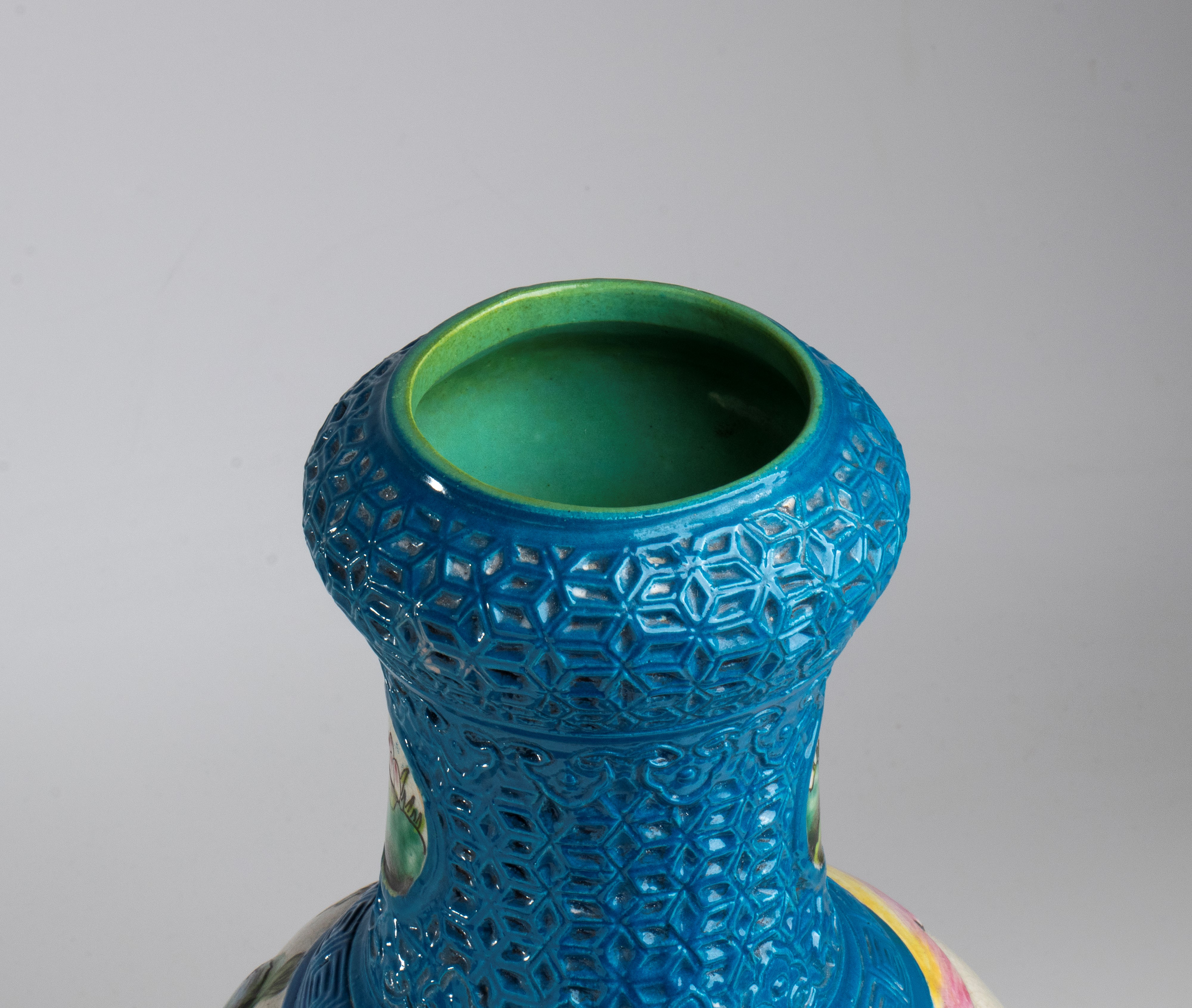 Vaso grande a figure sagomate in rilievo e smalti policromi, Cina, XX secolo
