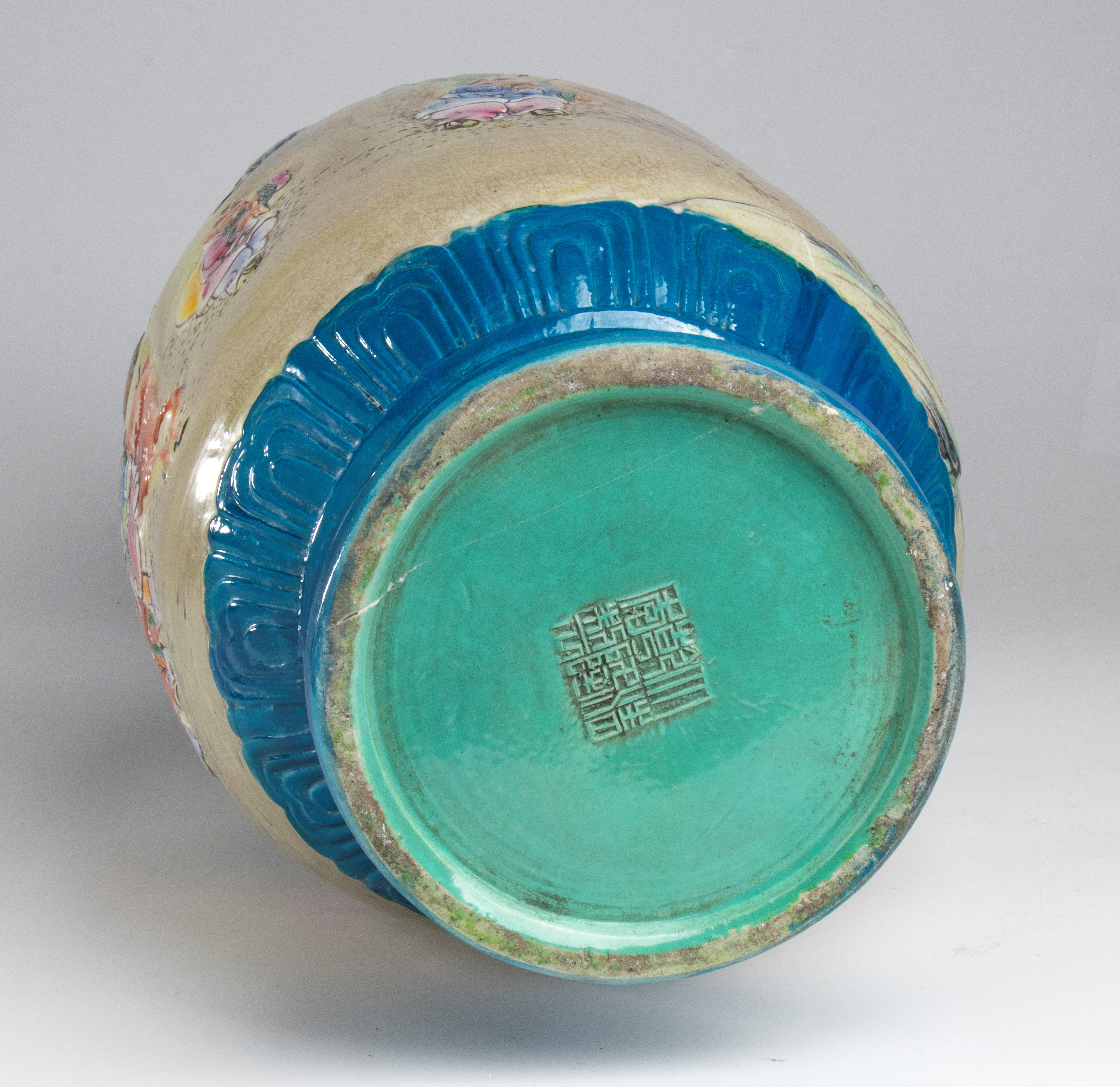 Vaso grande a figure sagomate in rilievo e smalti policromi, Cina, XX secolo