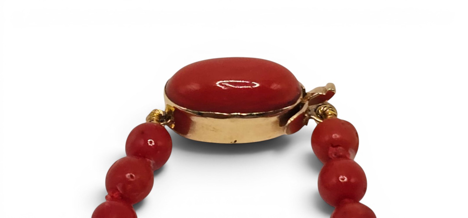 Corallo Mediterraneo (Coralium Rubrum) e oro giallo, collana con chiusura e cabochon