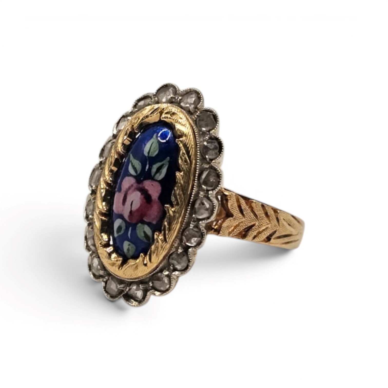Anello con miniatura in smalti, diamanti e cornice floreale, oro bianco e oro giallo 18k