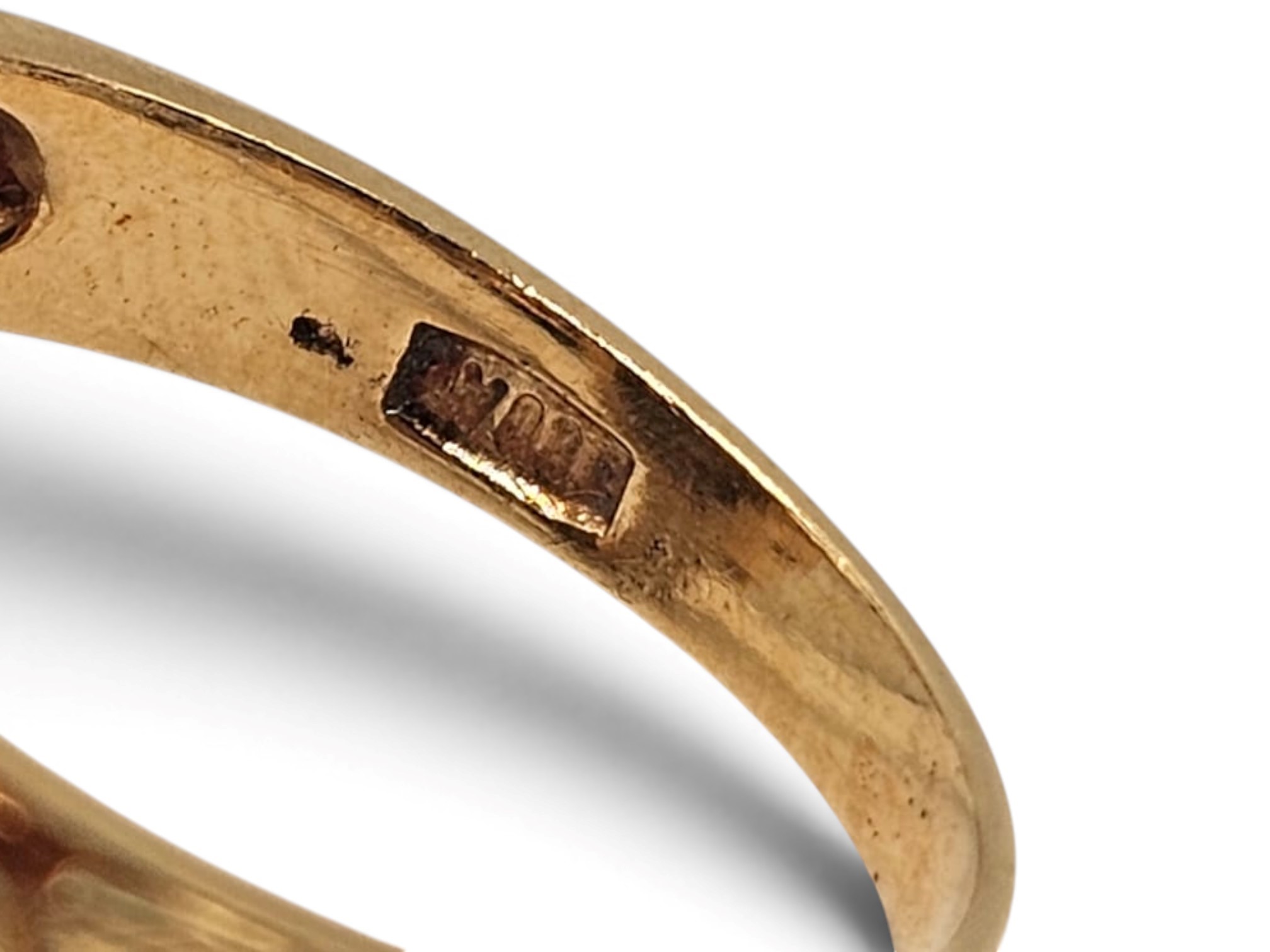Anello con miniatura in smalti, diamanti e cornice floreale, oro bianco e oro giallo 18k