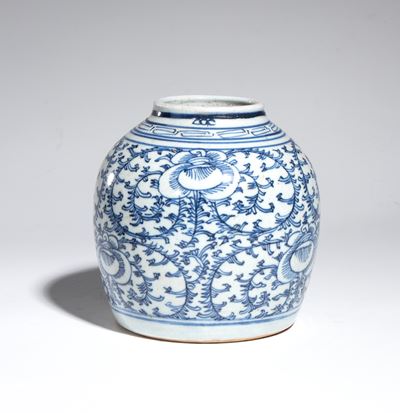 Cina, Vaso in porcellana bianco e blu, XX secolo