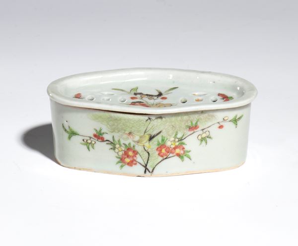 Porcelain cricket box. China, 20th century.