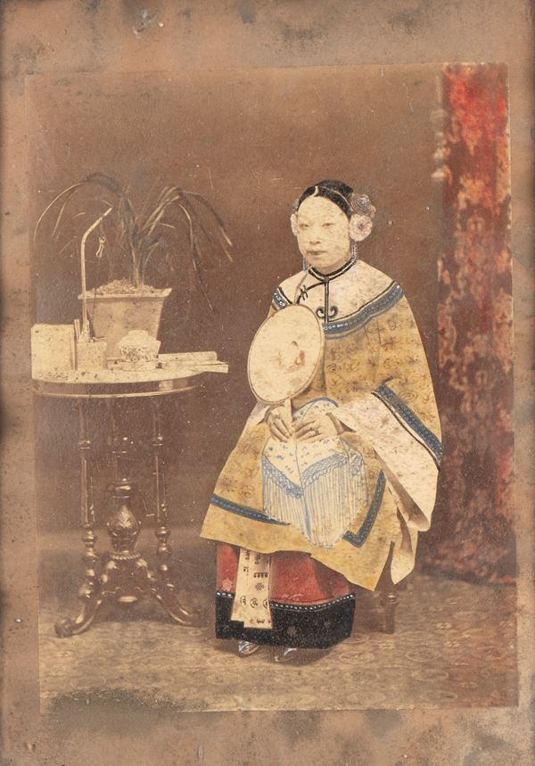 Fotografia raffigurante una dama di corte. Cina, 1900 circa