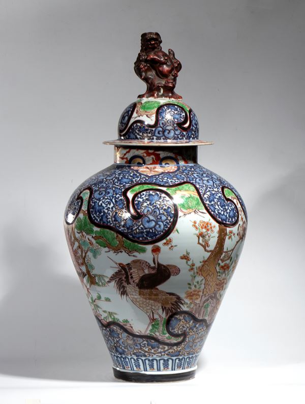 An elegant large Imari vase in underglaze blue, iron red, gold, and green with a Shishi lion lid. Japan, Edo period, 18th century.
