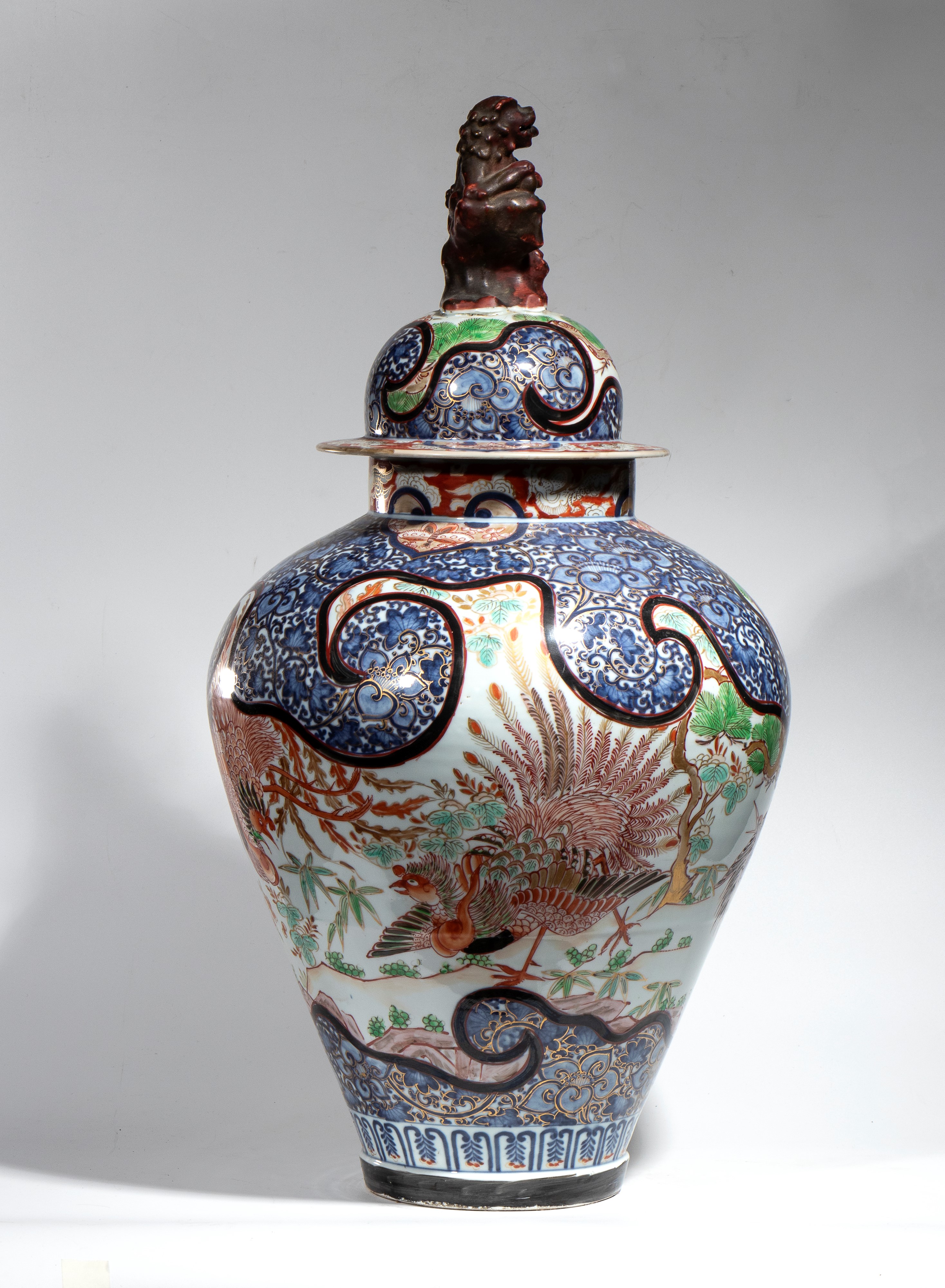 Vaso Imari con coperchio e decorazione in blu sottosmalto, rosso ferro, oro e verde, Shishi, Giap...