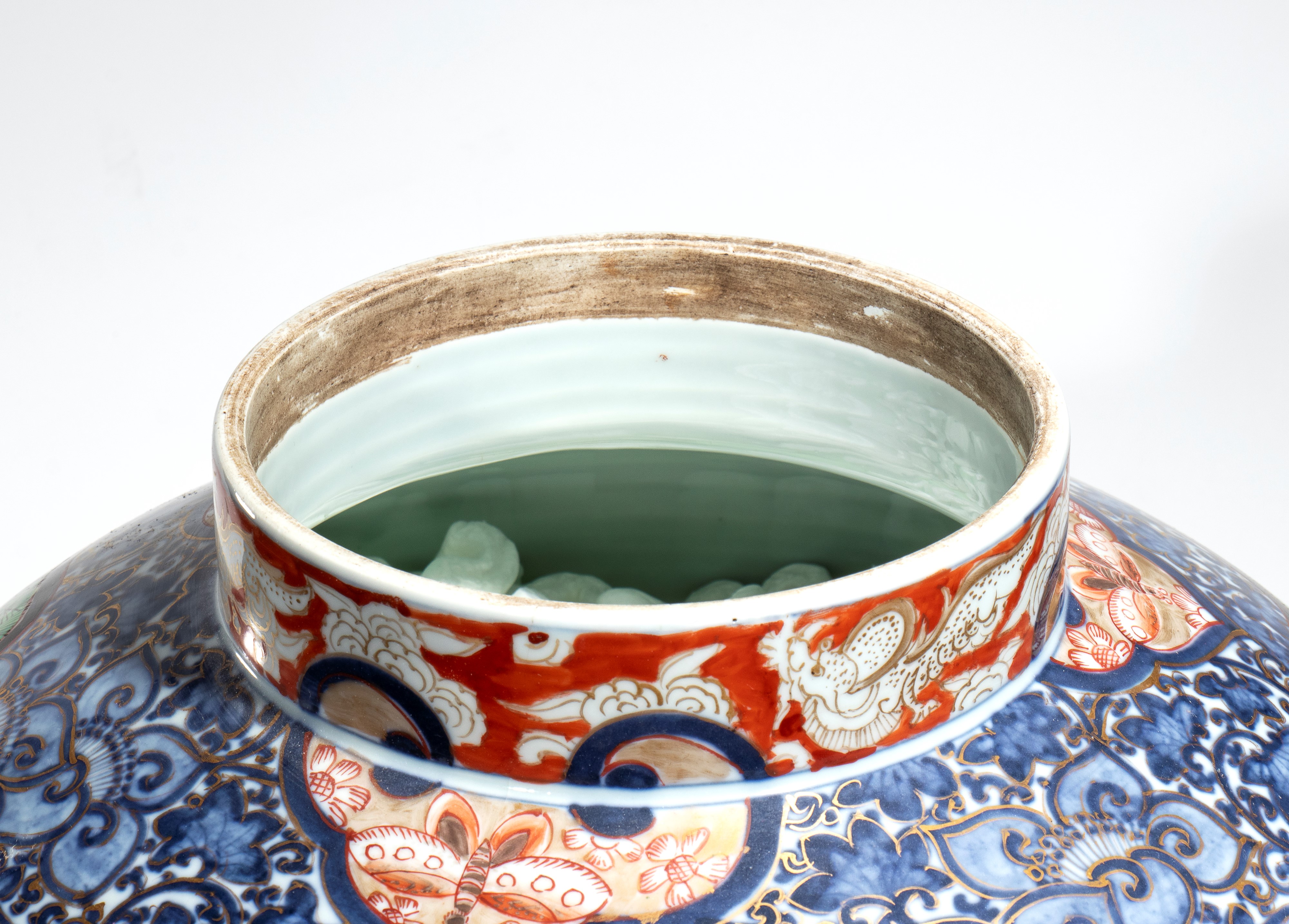 Vaso Imari con coperchio e decorazione in blu sottosmalto, rosso ferro, oro e verde, Shishi, Giap...