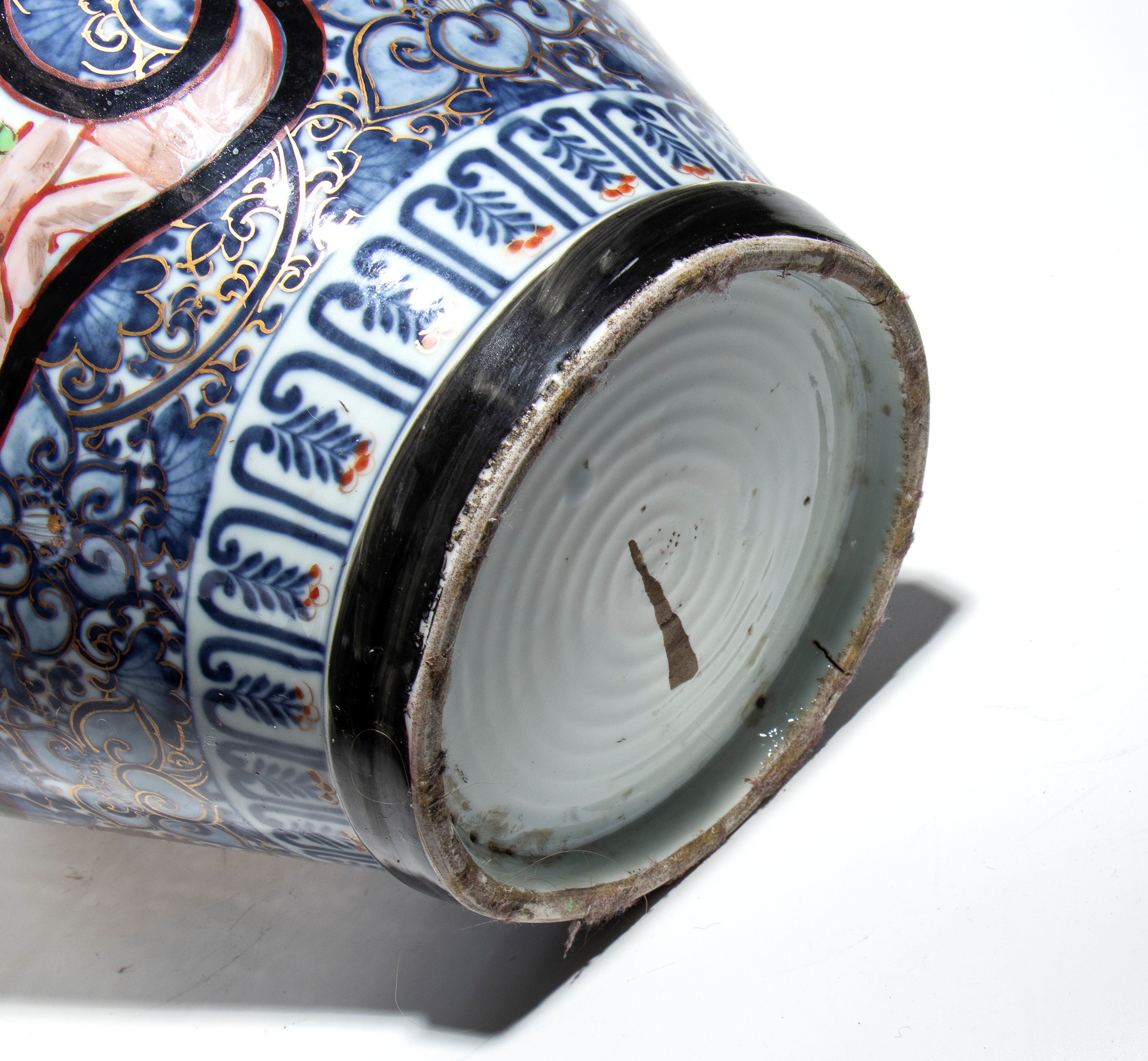 Vaso Imari con coperchio e decorazione in blu sottosmalto, rosso ferro, oro e verde, Shishi, Giap...