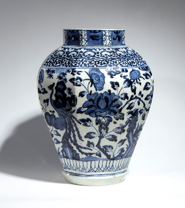 A blue and white Delftware vase. Netherlands, early 18th century.