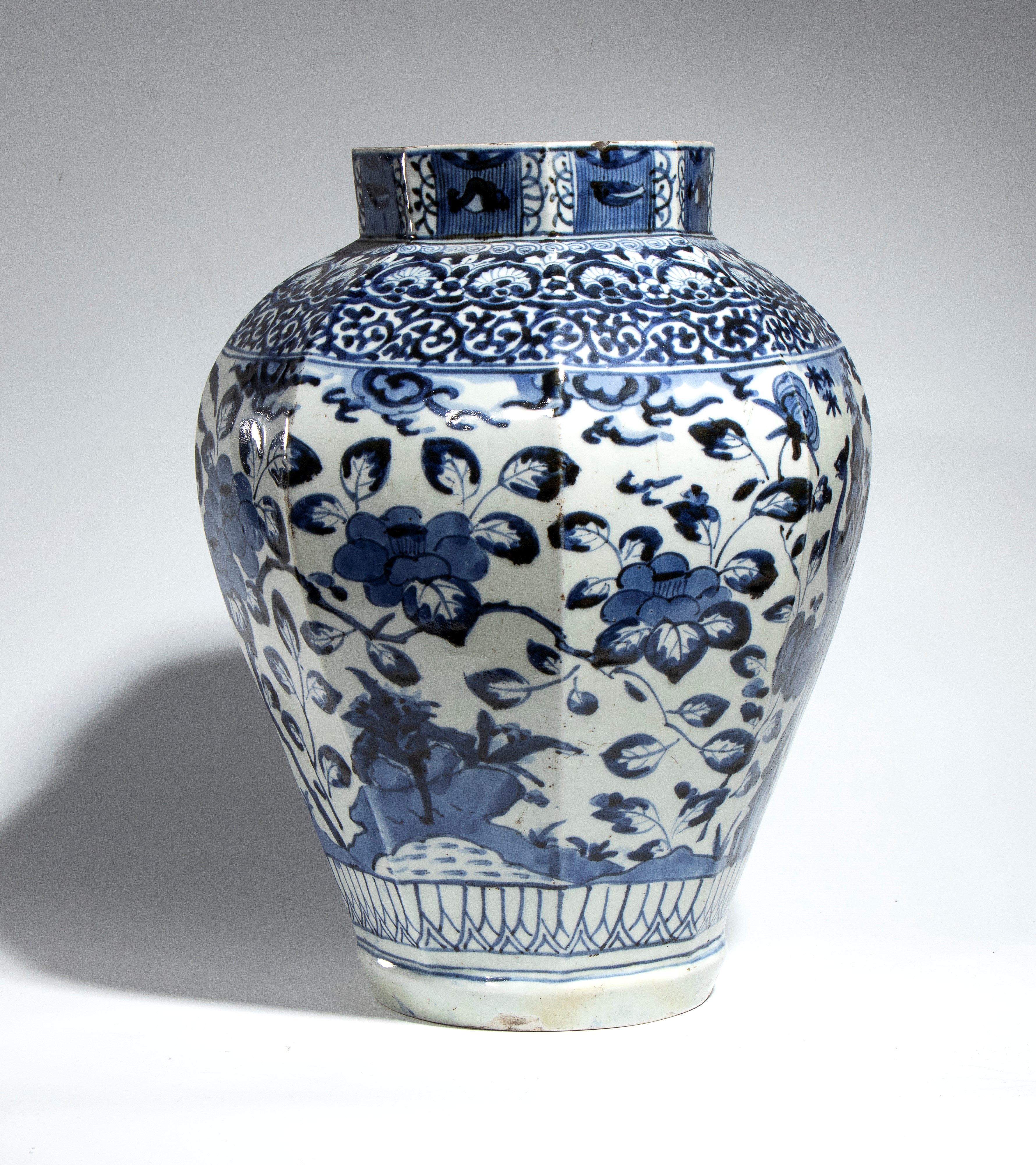 Vaso Imari, porcellana Arita bianca e blu, Giappone, Periodo Edo (XVII–XVIII secolo)
