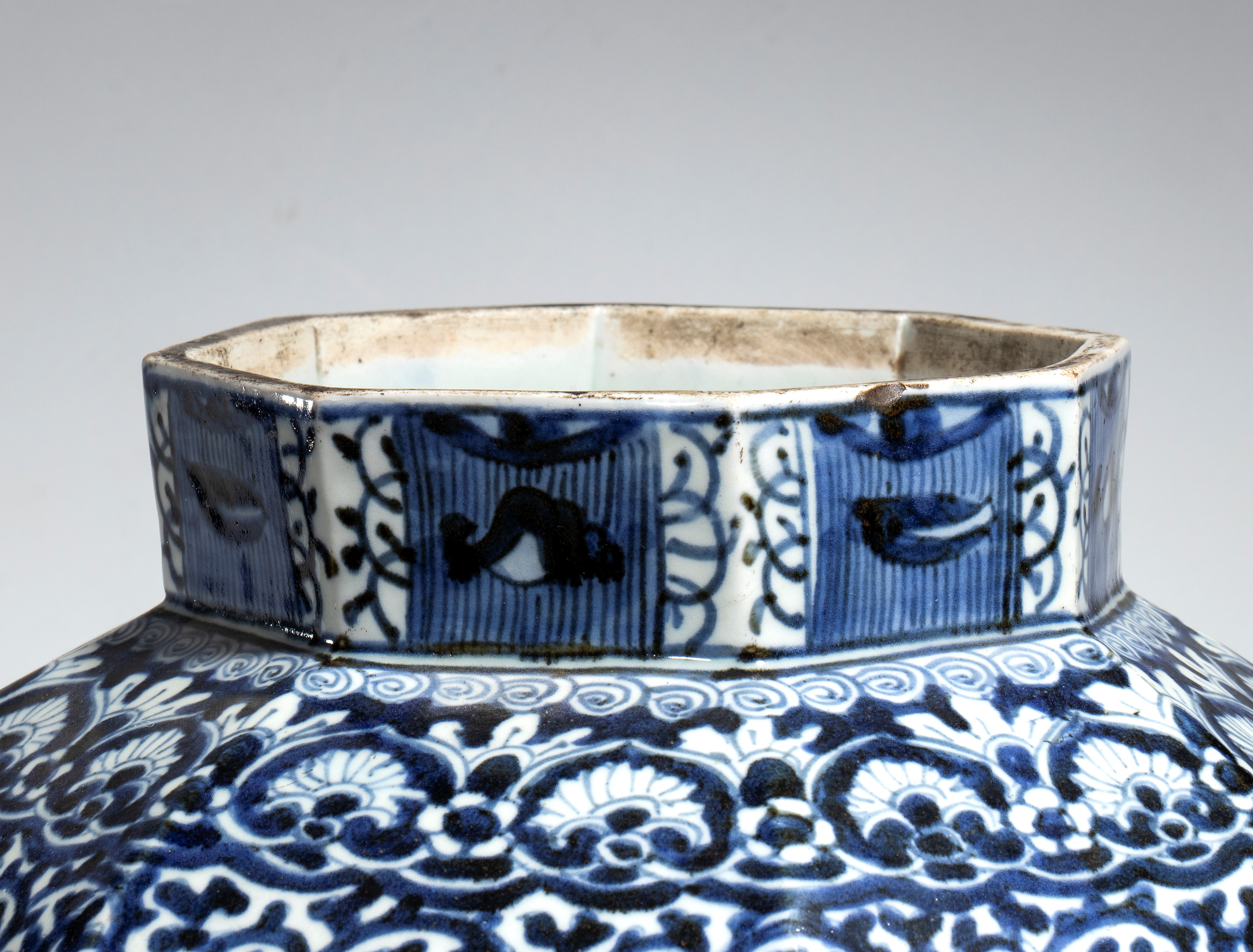 Vaso Imari, porcellana Arita bianca e blu, Giappone, Periodo Edo (XVII–XVIII secolo)