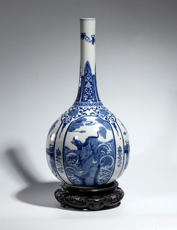 Vaso bottiglia in porcellana bianca e blu decorato con oggetti classici cinesi  e motivi floreali entro riserve. Cina, dinastia Qing periodo Kangxi 