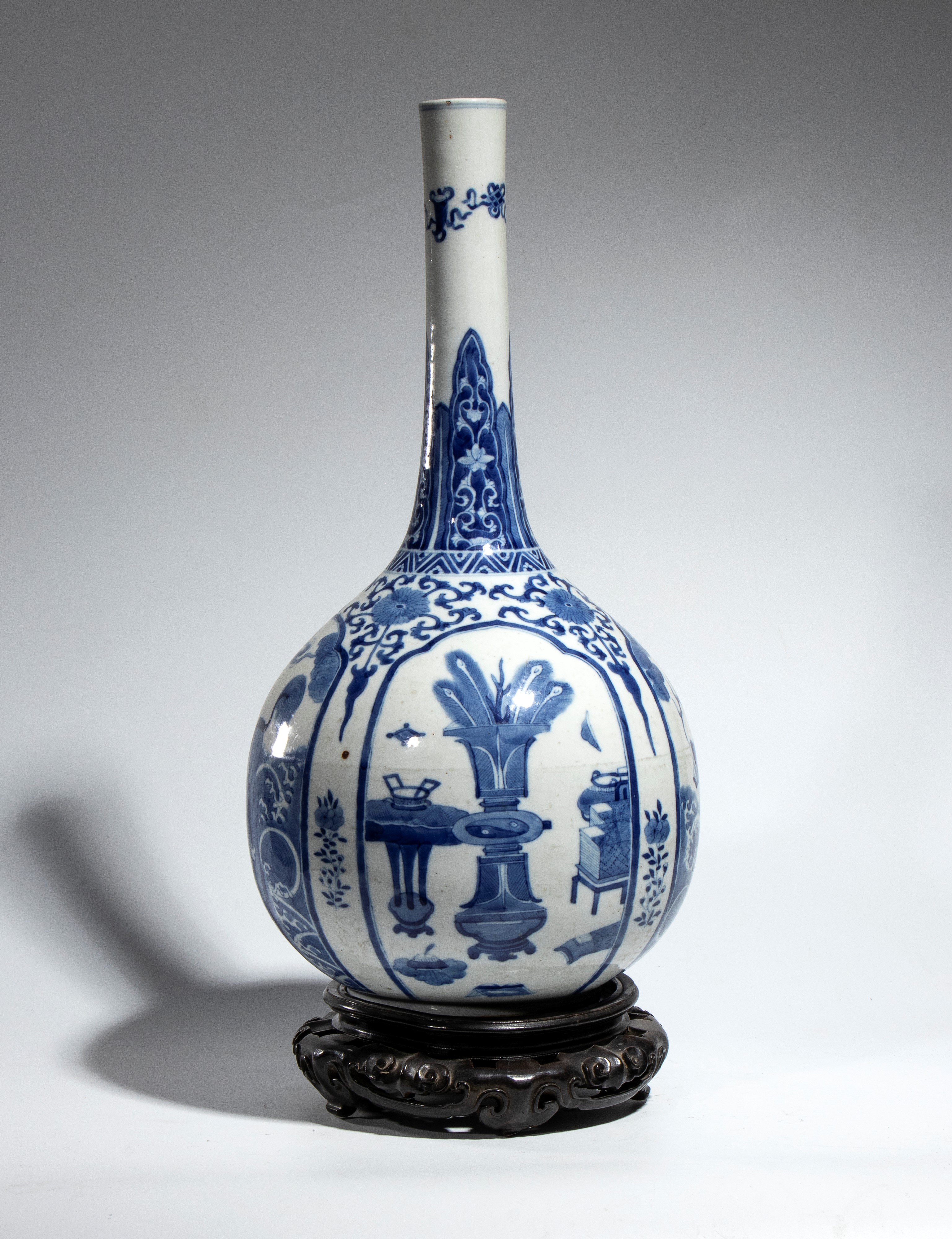 Cina, dinastia Qing periodo Kangxi, Vaso bottiglia in porcellana bianca e blu decorato con “Cento...
