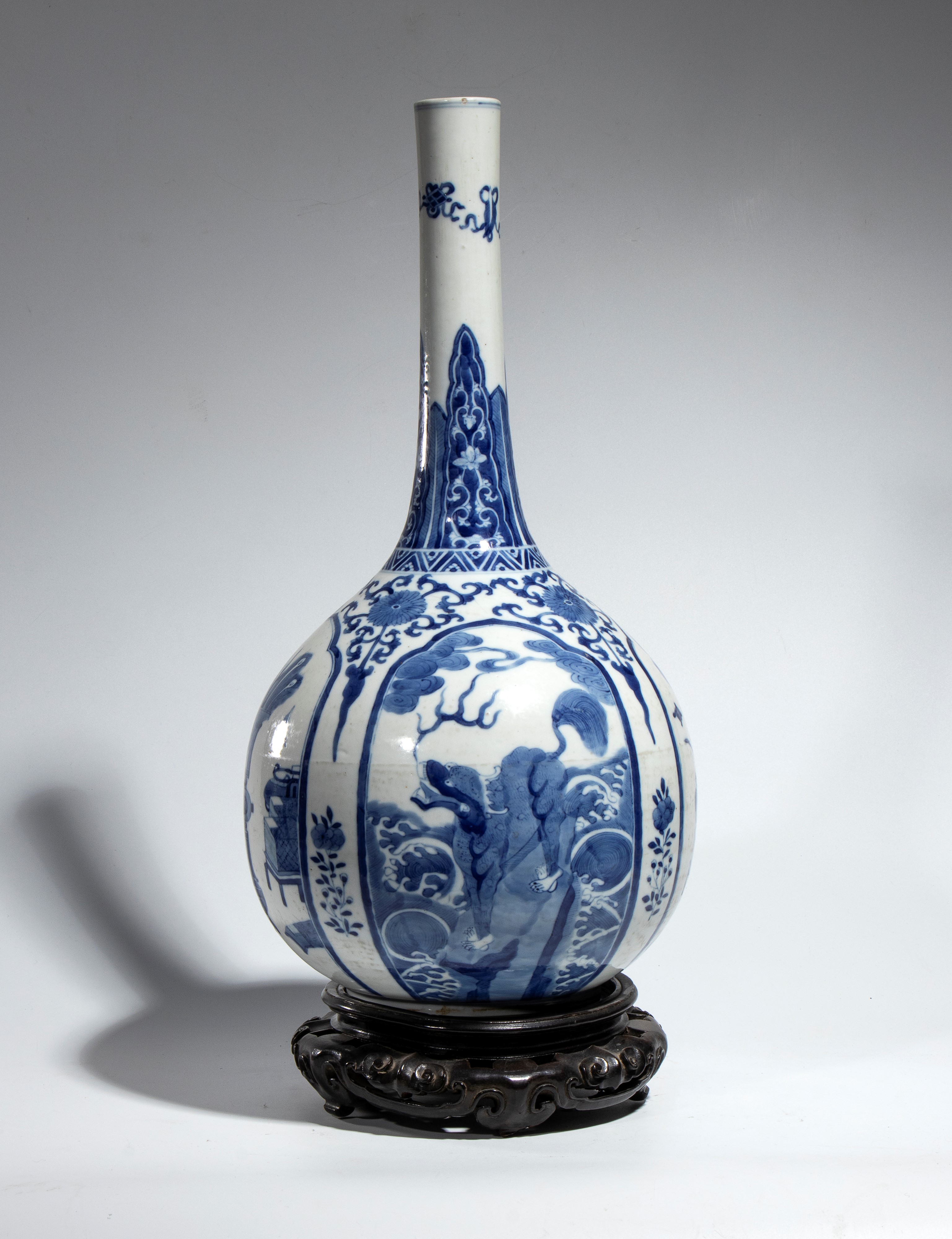 Cina, dinastia Qing periodo Kangxi, Vaso bottiglia in porcellana bianca e blu decorato con “Cento...