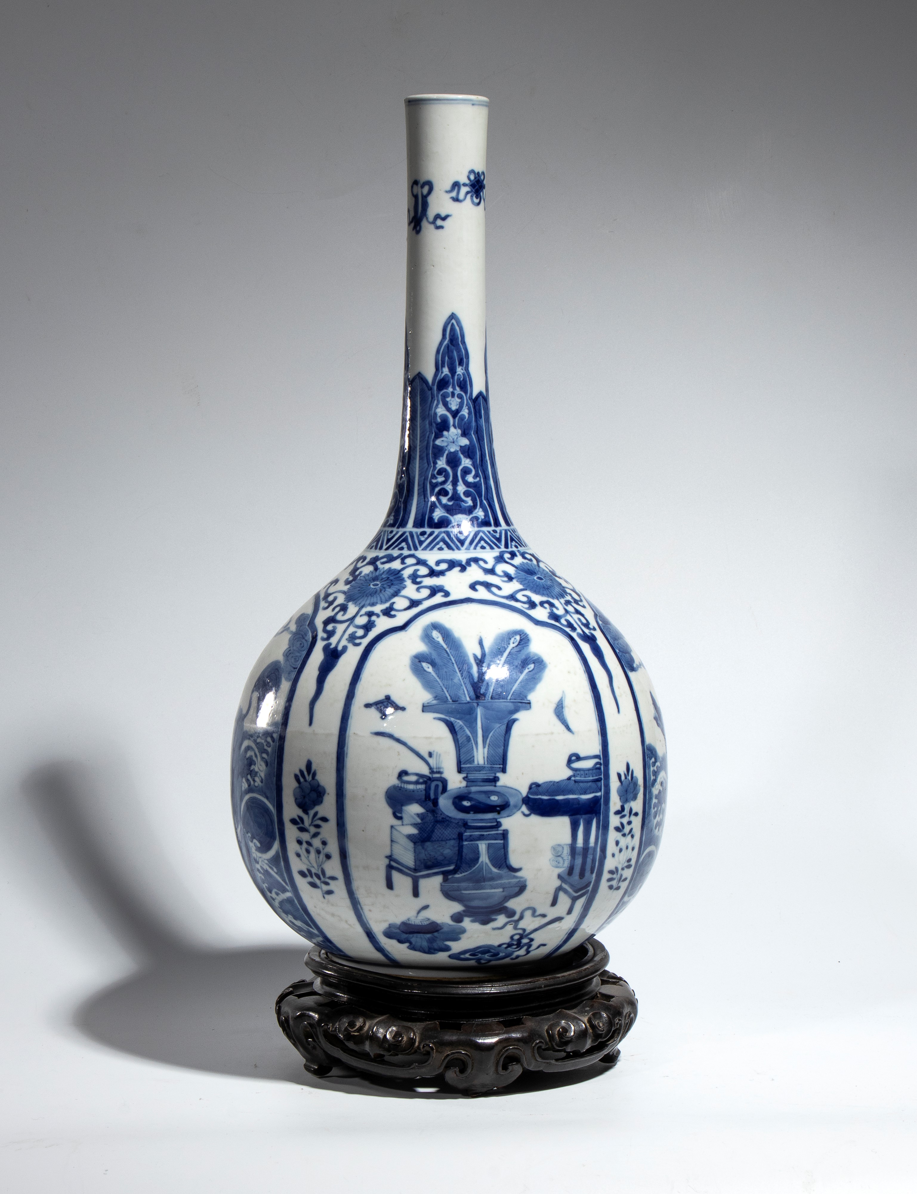 Cina, dinastia Qing periodo Kangxi, Vaso bottiglia in porcellana bianca e blu decorato con “Cento...