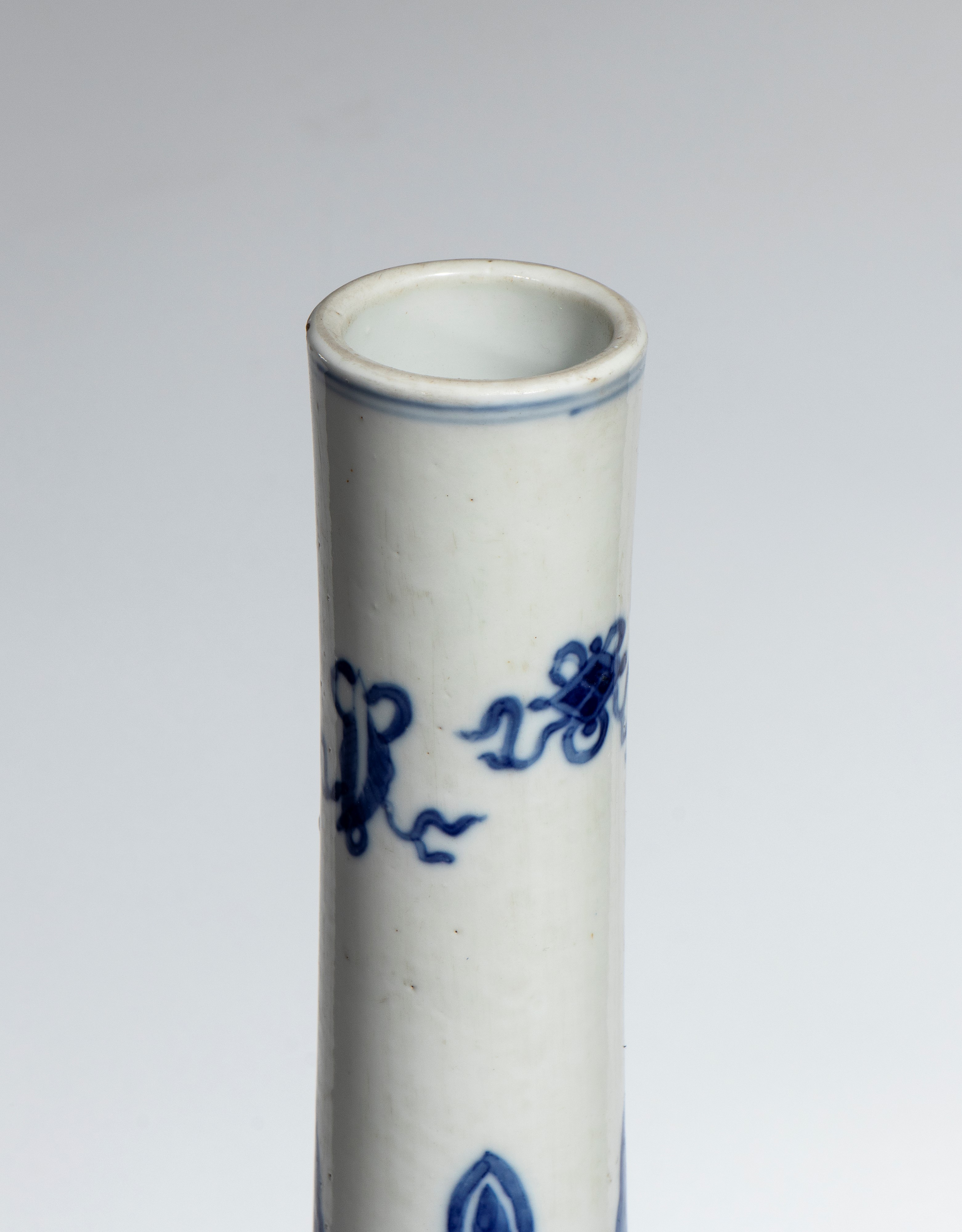 Cina, dinastia Qing periodo Kangxi, Vaso bottiglia in porcellana bianca e blu decorato con “Cento...