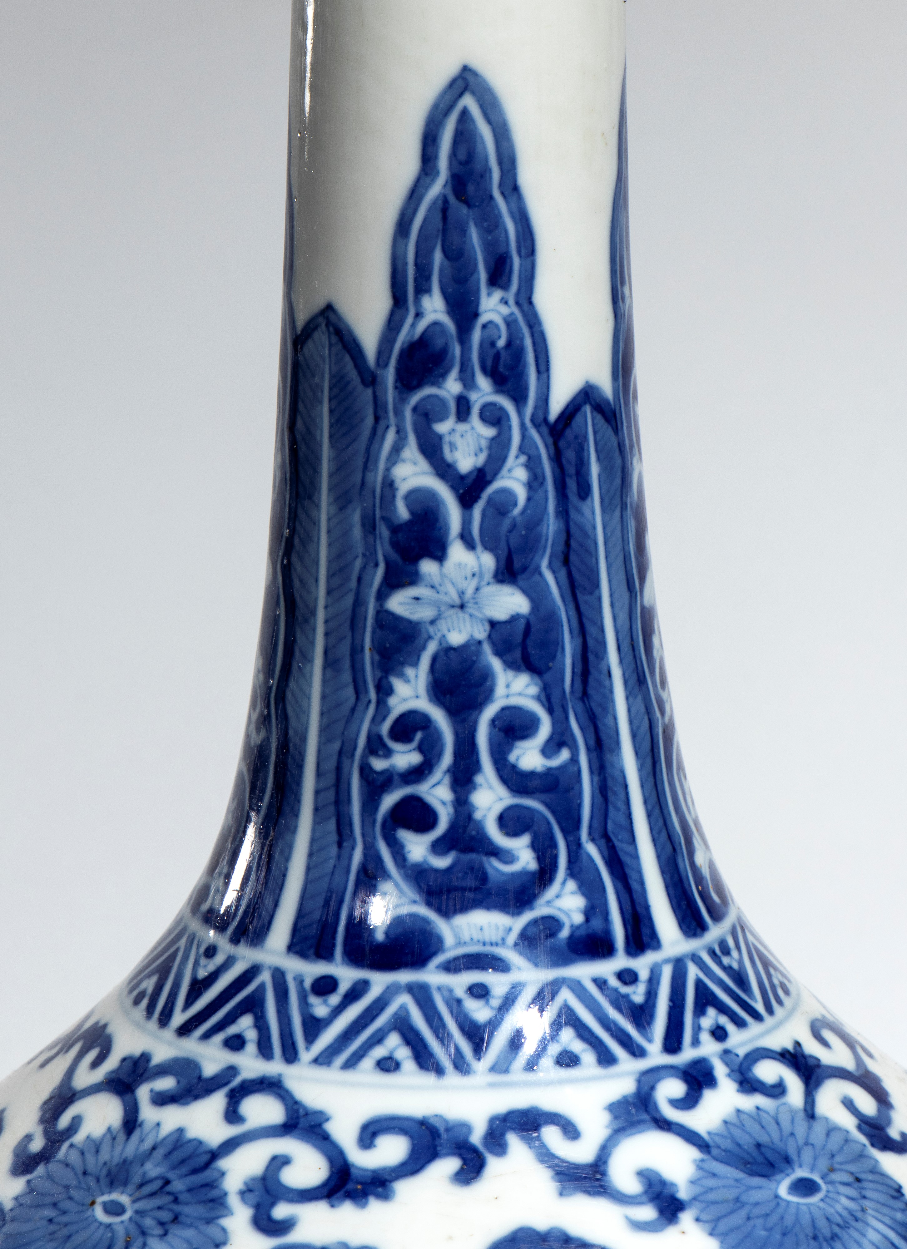 Cina, dinastia Qing periodo Kangxi, Vaso bottiglia in porcellana bianca e blu decorato con “Cento...