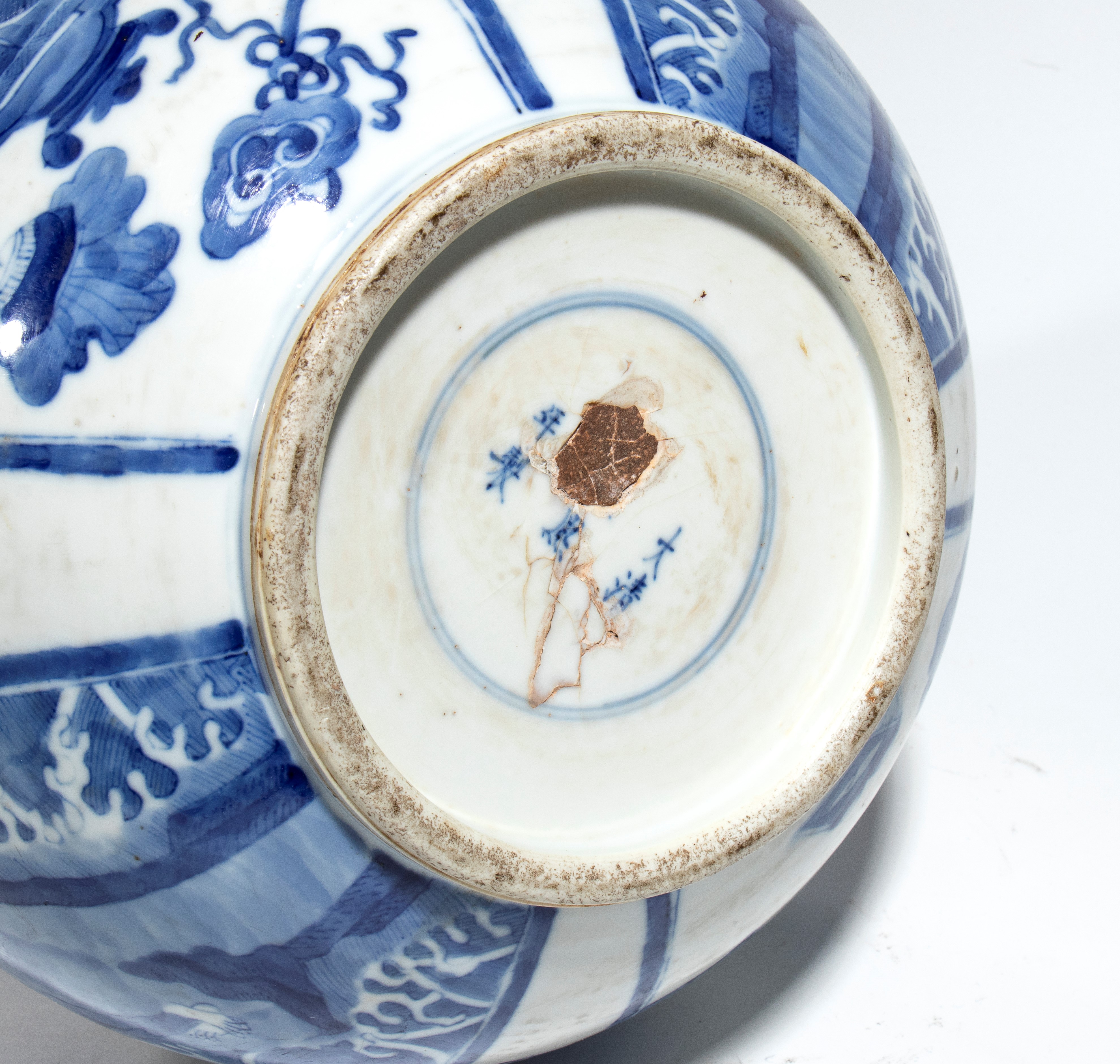 Cina, dinastia Qing periodo Kangxi, Vaso bottiglia in porcellana bianca e blu decorato con “Cento...