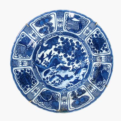 Piatto Kraak in porcellana bianca e blu con medaglione centrale e uccelli, Cina dinastia Qing (XV...