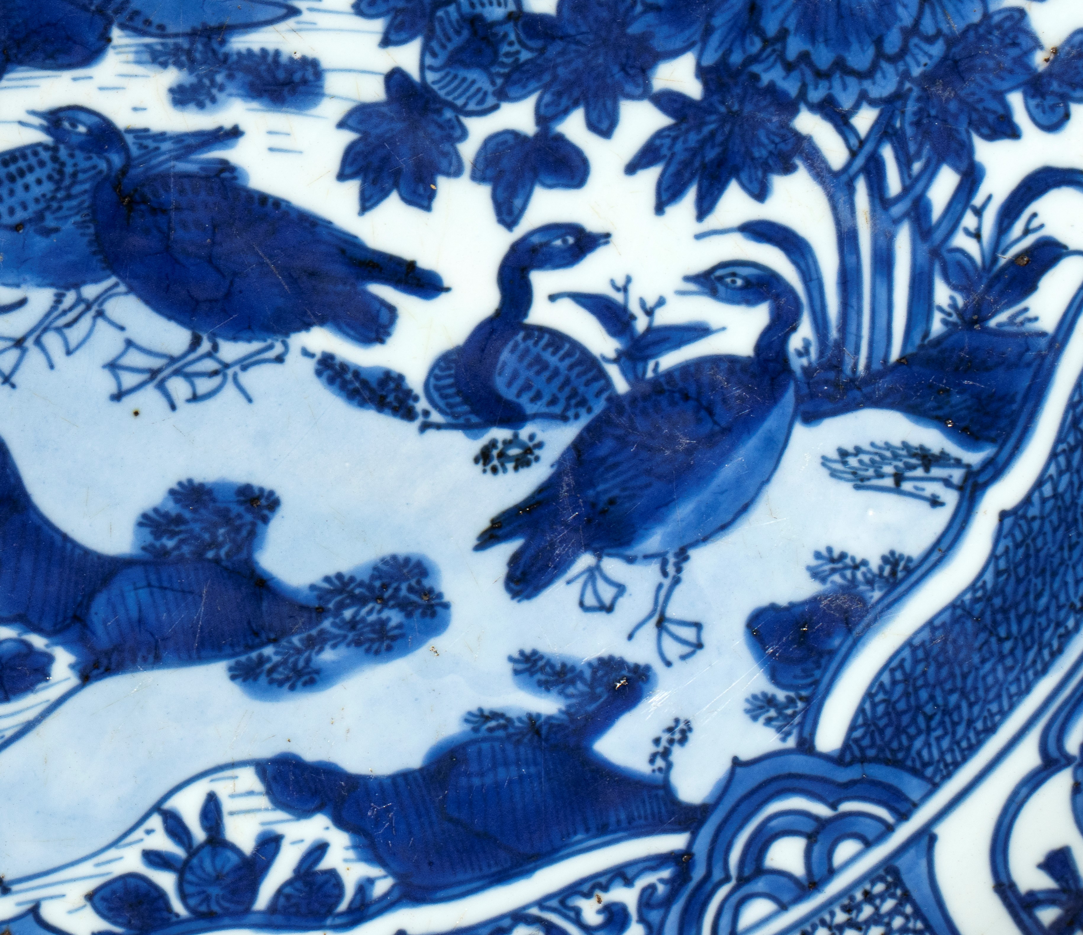 Piatto Kraak in porcellana bianca e blu con medaglione centrale e uccelli, Cina dinastia Qing (XV...