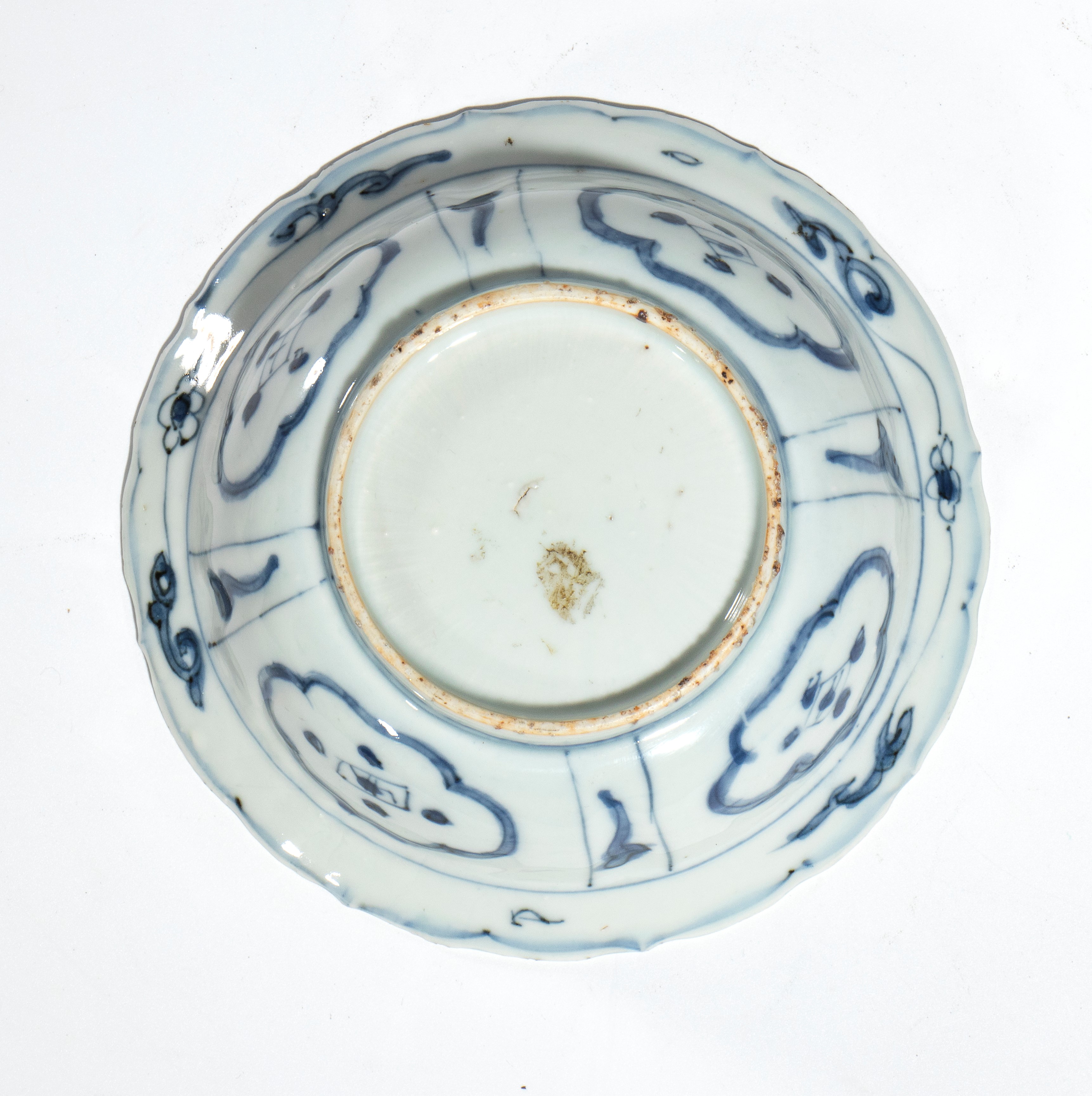 Cina, dinastia Ming (XVII secolo), Ciotola in porcellana bianca e blu con decoro naturalistico
