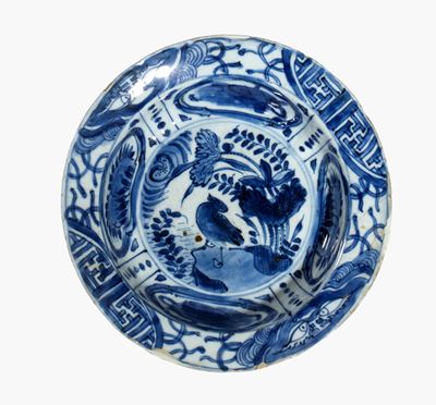 Piatto in porcellana Kraak, decorazione floreale e uccelli (Cina, dinastia Ming, fine XVII secolo...