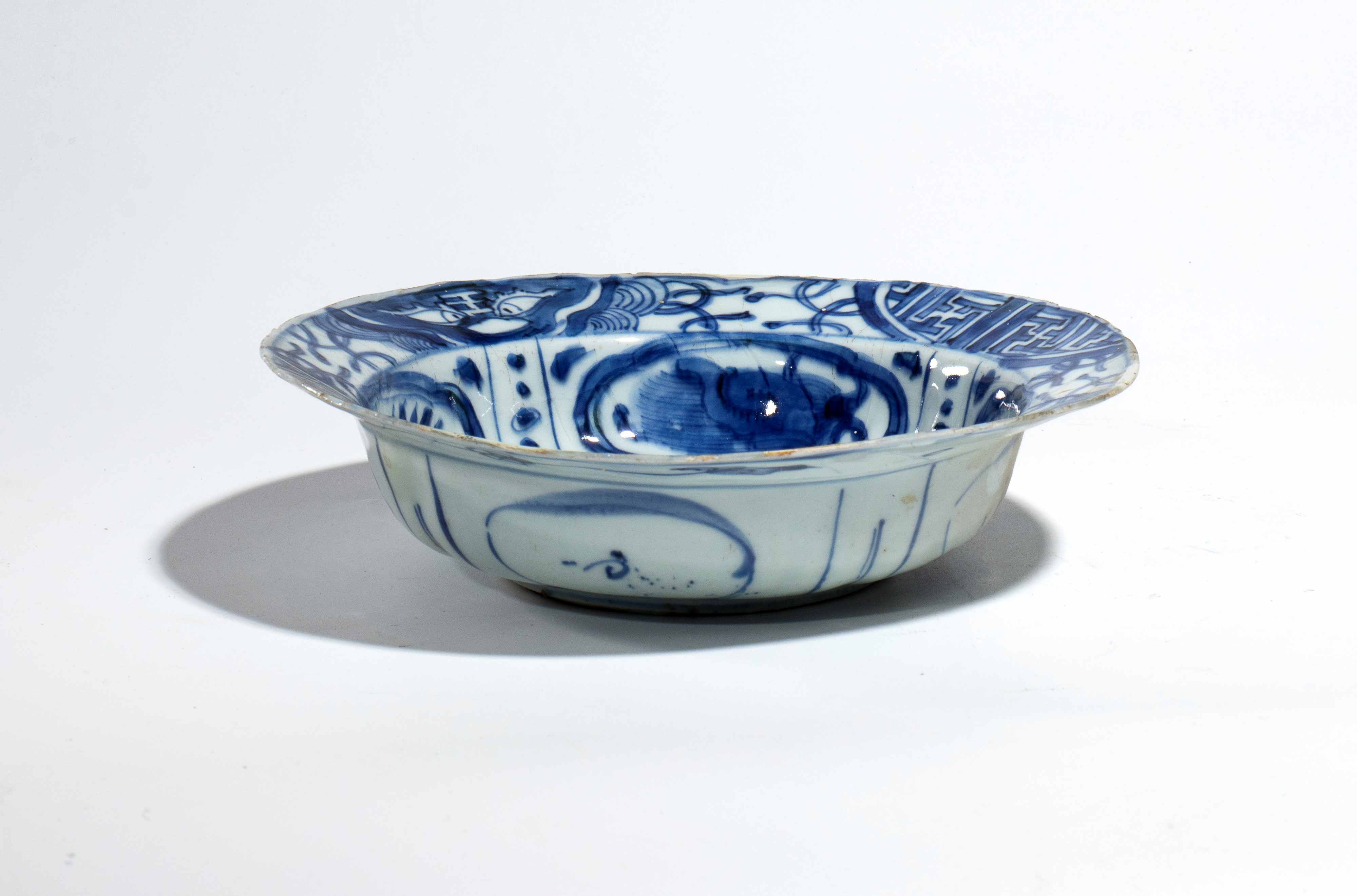 Piatto in porcellana Kraak, decorazione floreale e uccelli (Cina, dinastia Ming, fine XVII secolo...