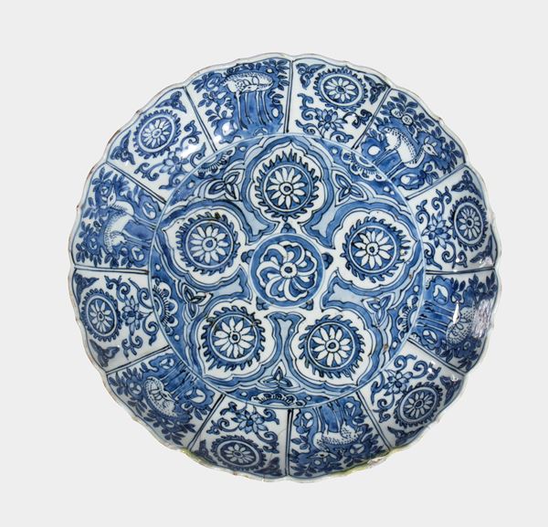 Piatto in porcellana Kraak bianca e blu decorato con cerbiatti e conigli. Dinastia Qing, periodo Kangxi