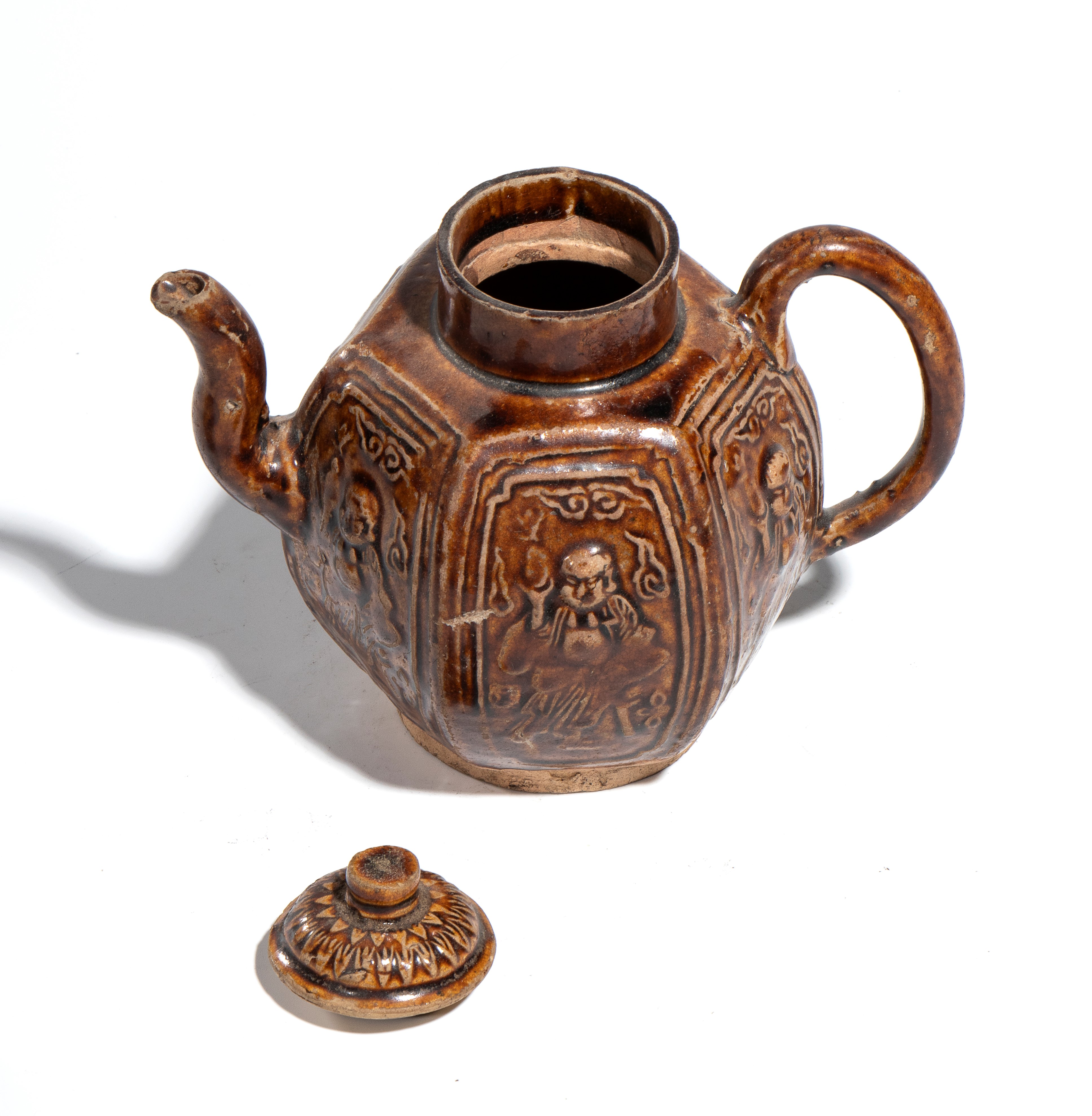 Asia del Sud, Teiera in ceramica con invetriatura a smalti bruno e ocra, XIX secolo