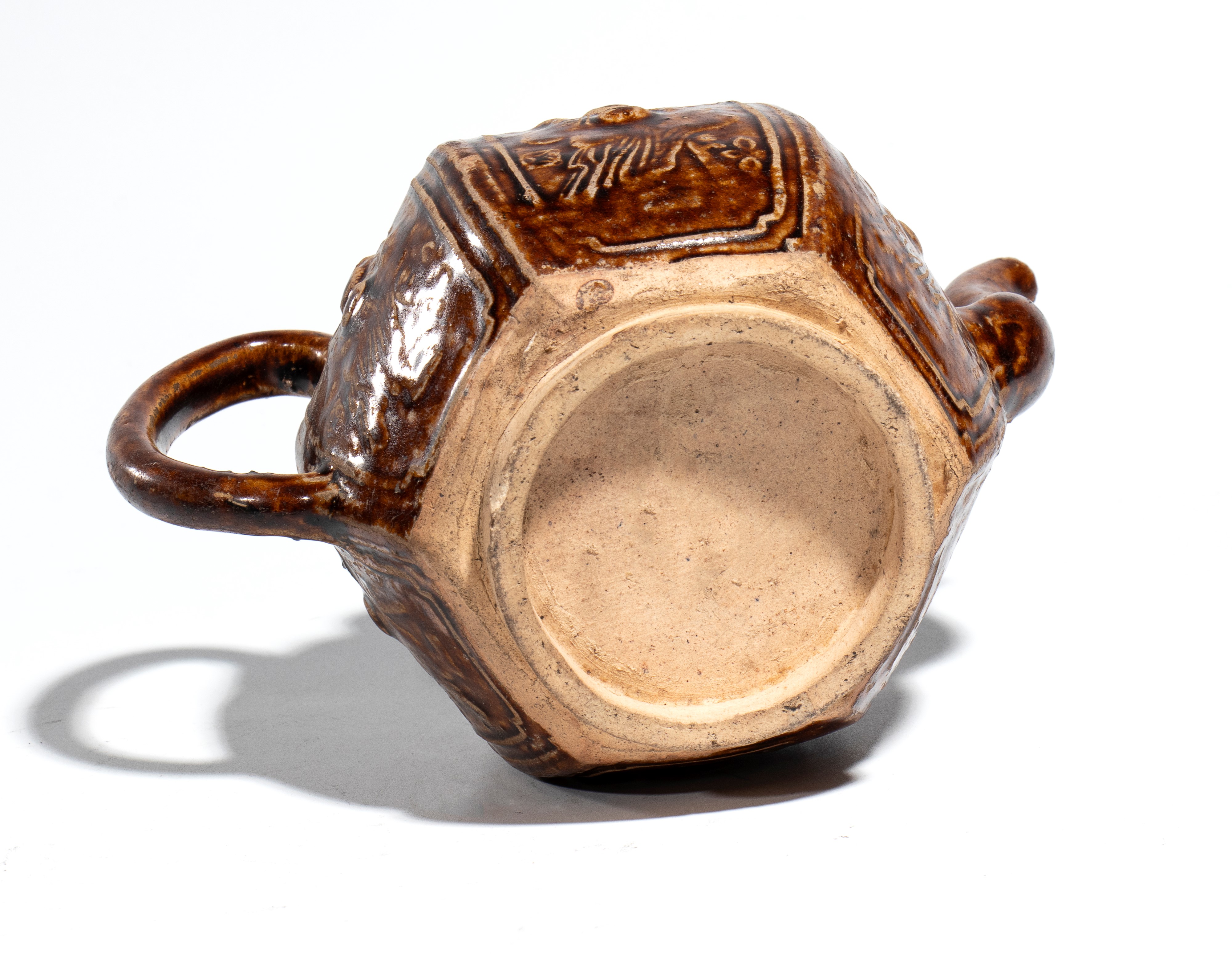 Asia del Sud, Teiera in ceramica con invetriatura a smalti bruno e ocra, XIX secolo