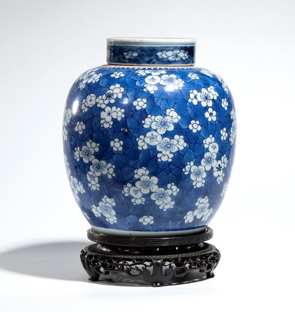 A blue and white porcelain jar decorated with a plum blossom motif. China, Qing Dynasty, Kangxi period.