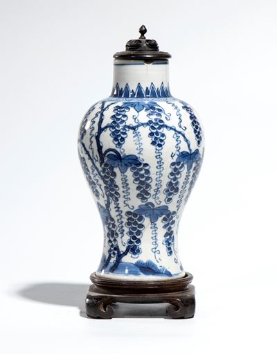 Cina, dinastia Qing (periodo Kangxi), Vaso a balaustro in porcellana bianca e blu con decorazione...