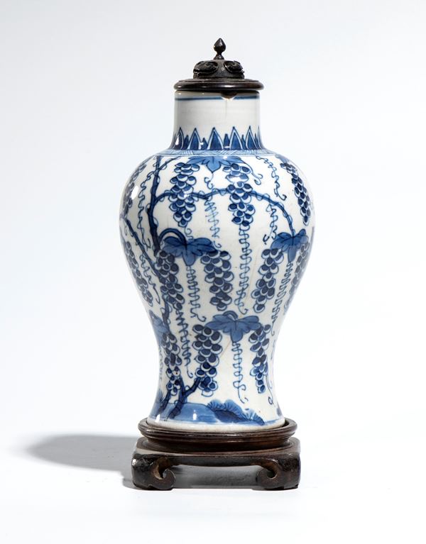 Vaso a balaustro in porcellana bianca e blu con decorazione sottosmalto raffigurante tralci e grappoli d’uva pendenti. Cina, dinastia Qing, periodo Kangxi