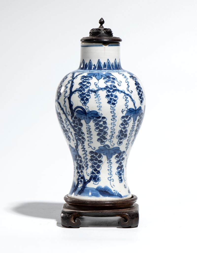 Cina, dinastia Qing (periodo Kangxi), Vaso a balaustro in porcellana bianca e blu con decorazione...
