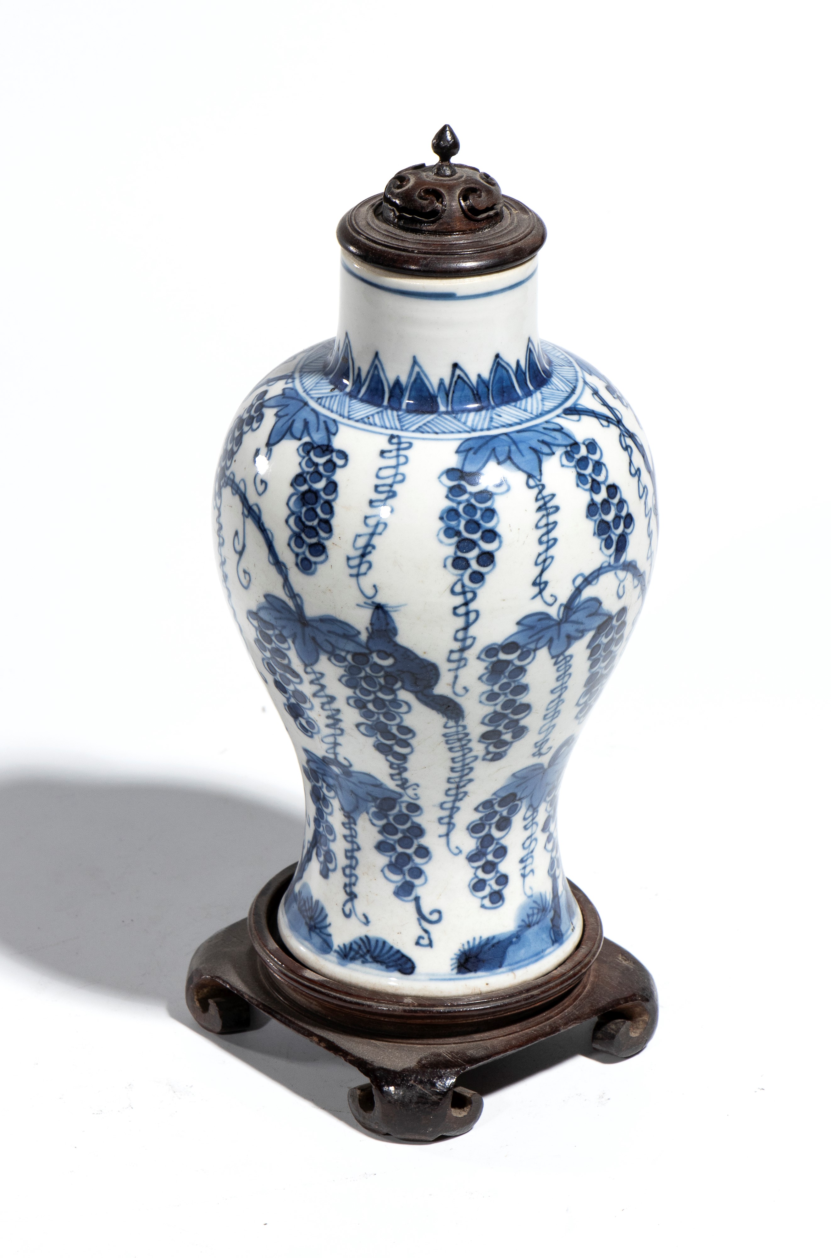Cina, dinastia Qing (periodo Kangxi), Vaso a balaustro in porcellana bianca e blu con decorazione...
