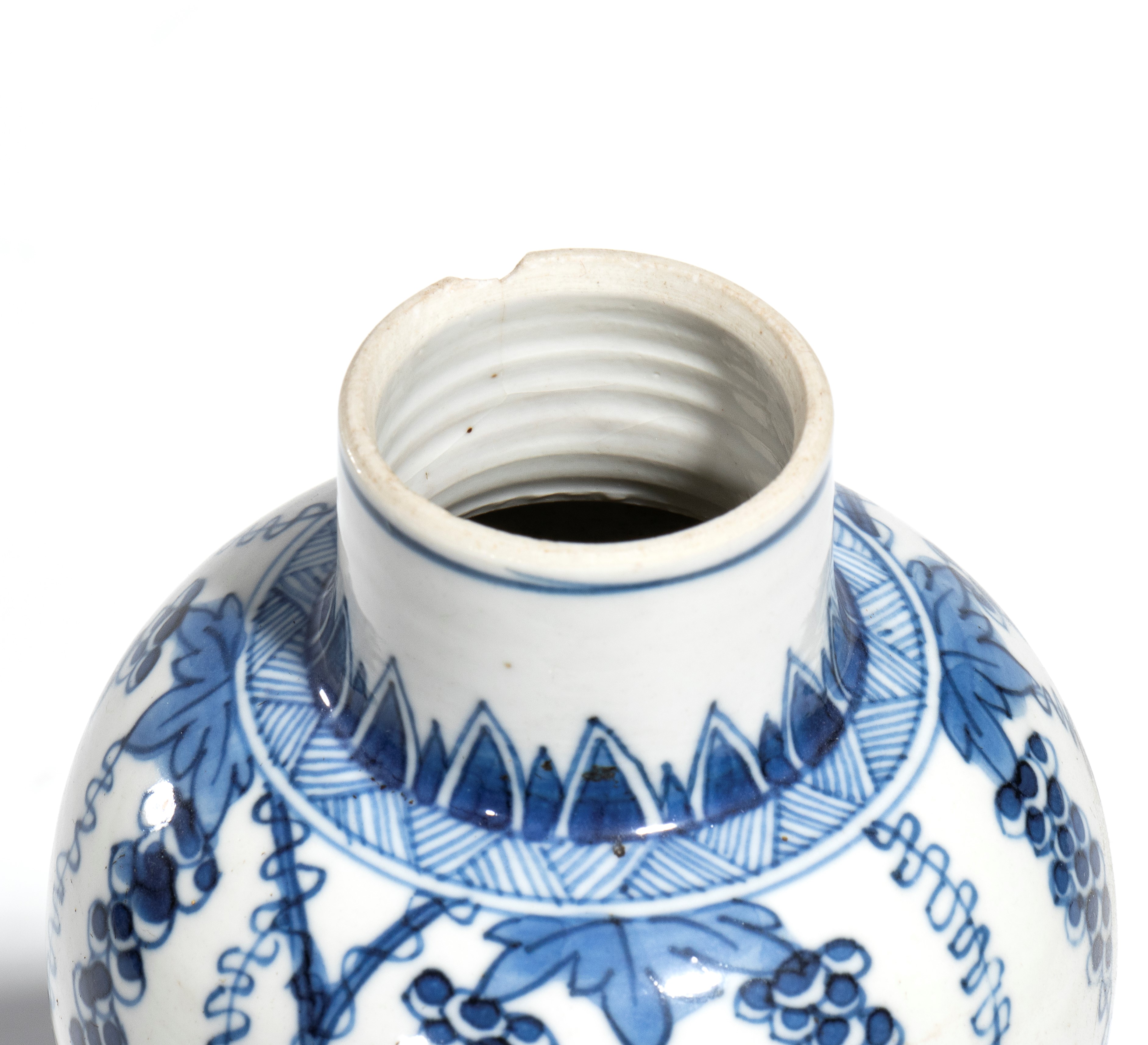 Cina, dinastia Qing (periodo Kangxi), Vaso a balaustro in porcellana bianca e blu con decorazione...