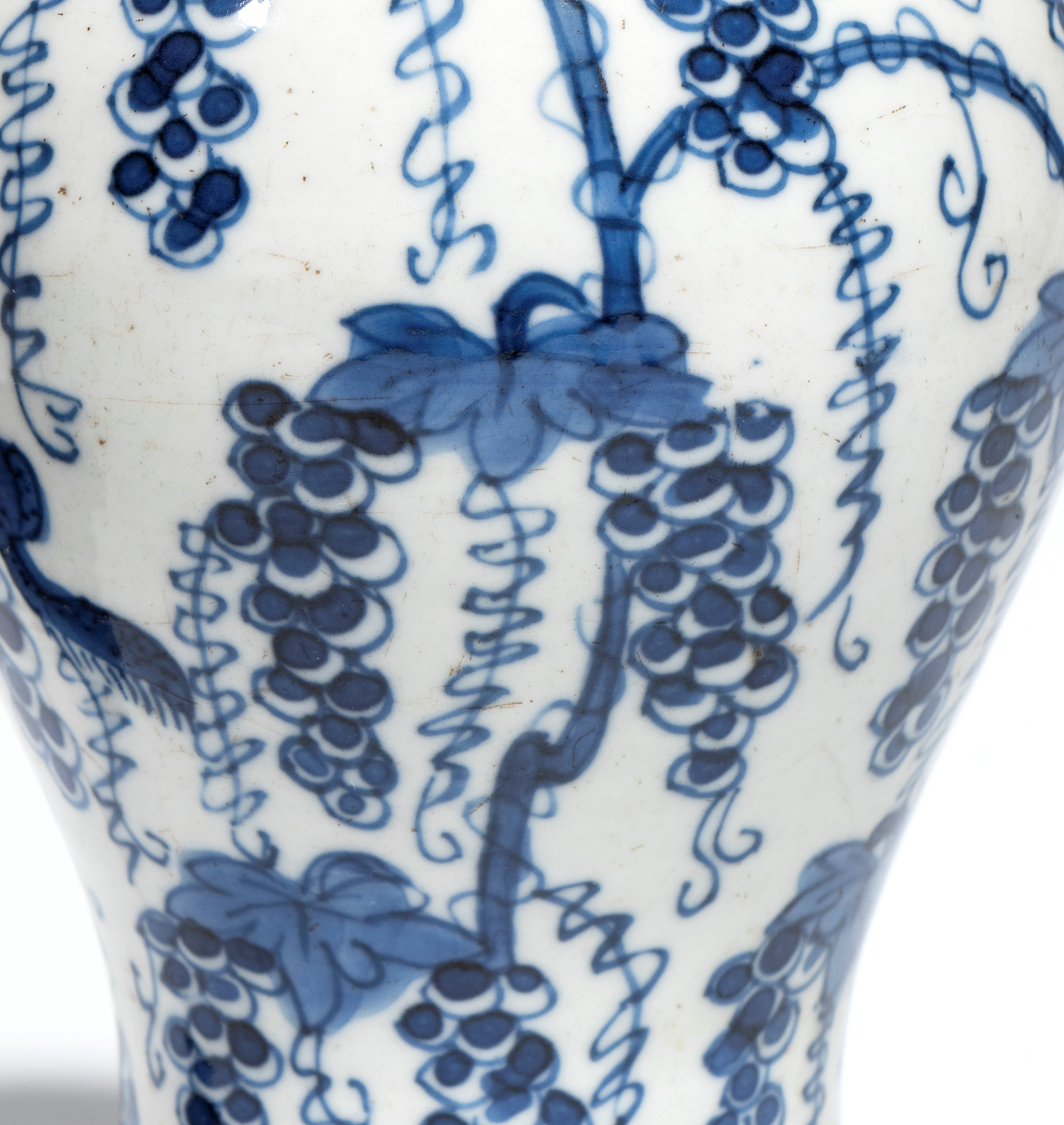 Cina, dinastia Qing (periodo Kangxi), Vaso a balaustro in porcellana bianca e blu con decorazione...
