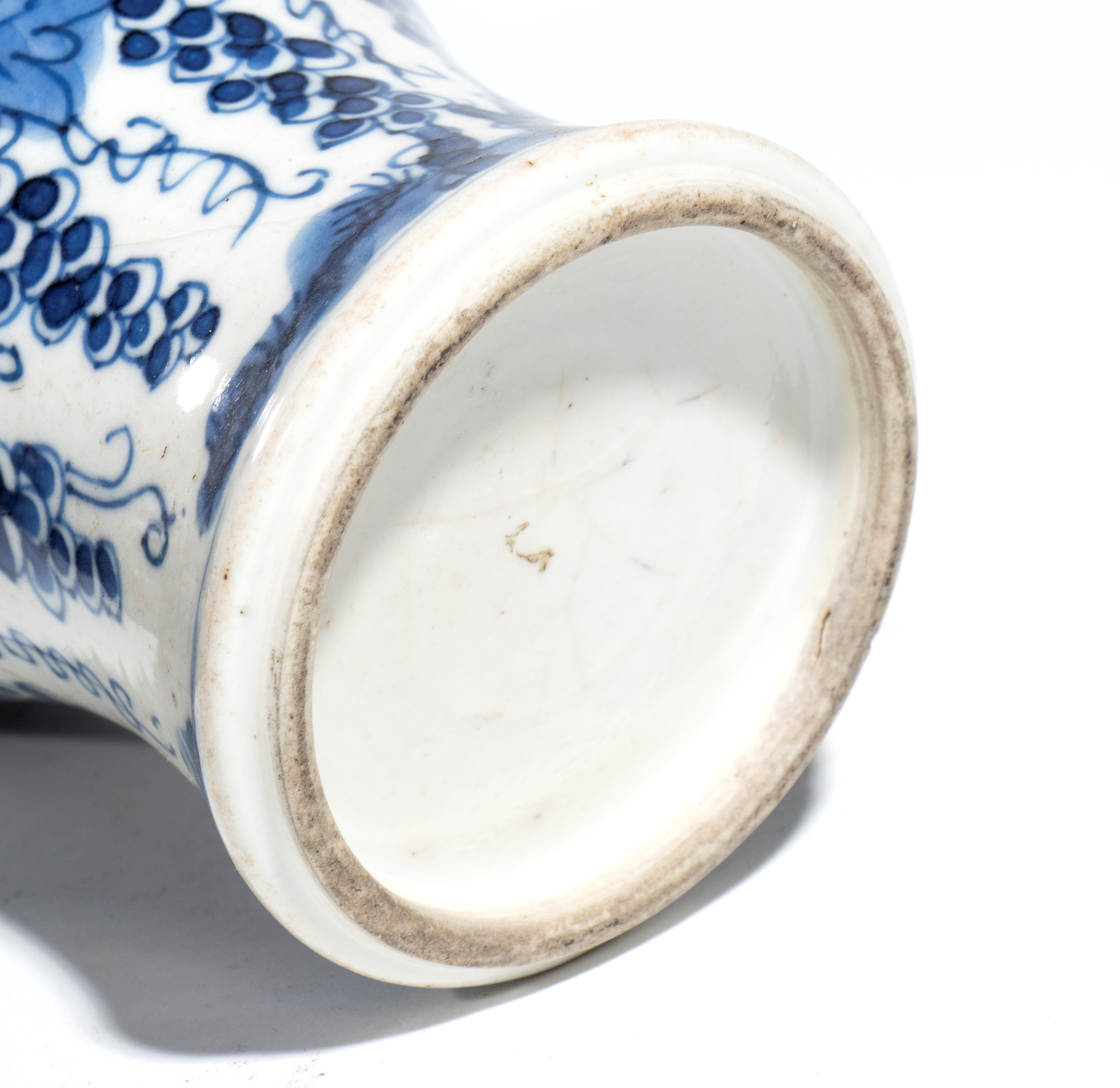 Cina, dinastia Qing (periodo Kangxi), Vaso a balaustro in porcellana bianca e blu con decorazione...