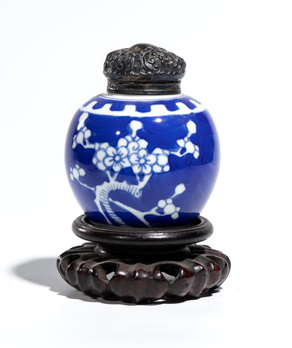 Piccola giara da zenzero in porcellana dipinta a smalti blu e decorata a motivo di fiori di pruno. Cina, XX secolo