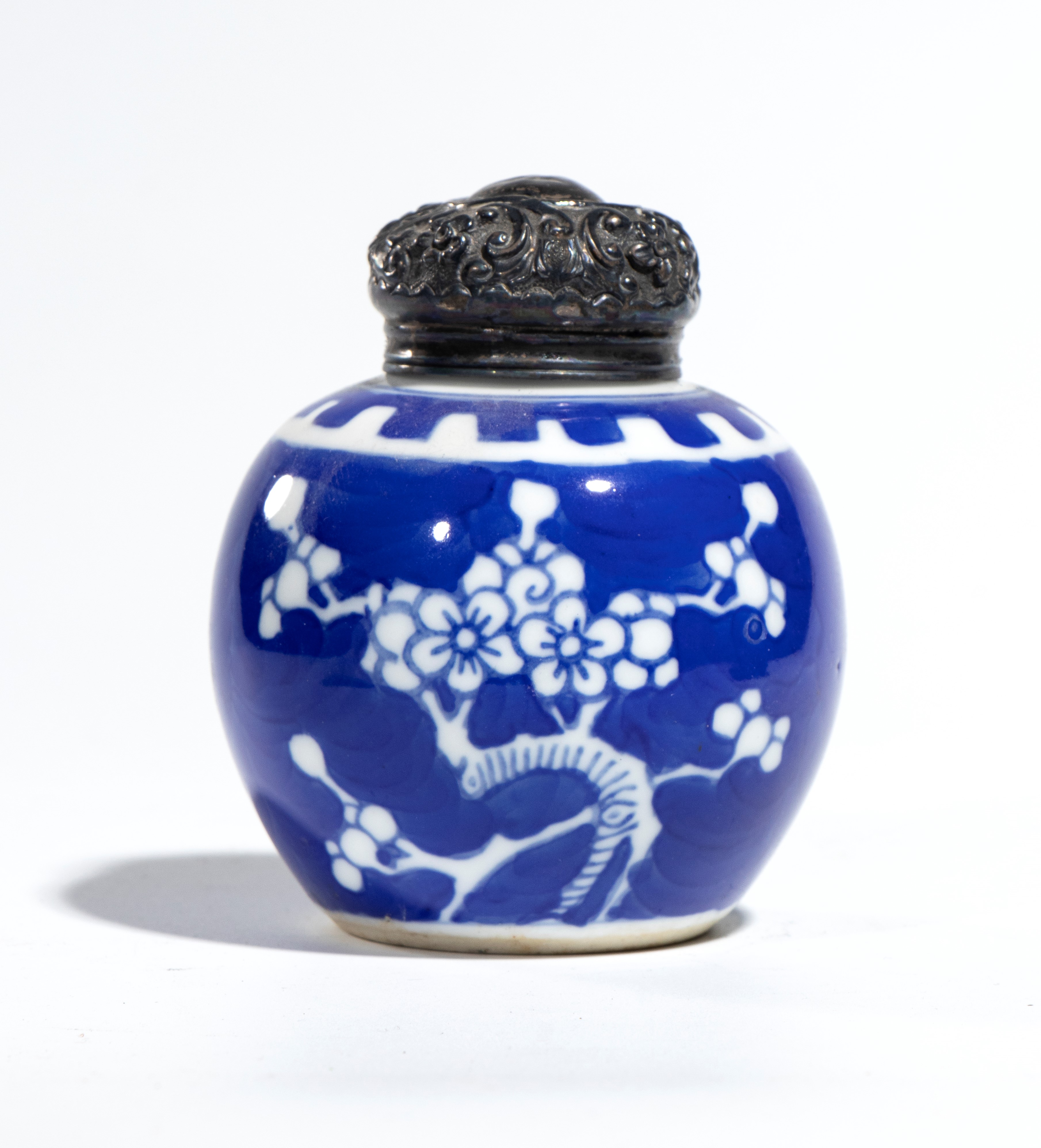 Cina, Piccola giara da zenzero in porcellana dipinta a smalti blu con decorazione a fiori di prun...
