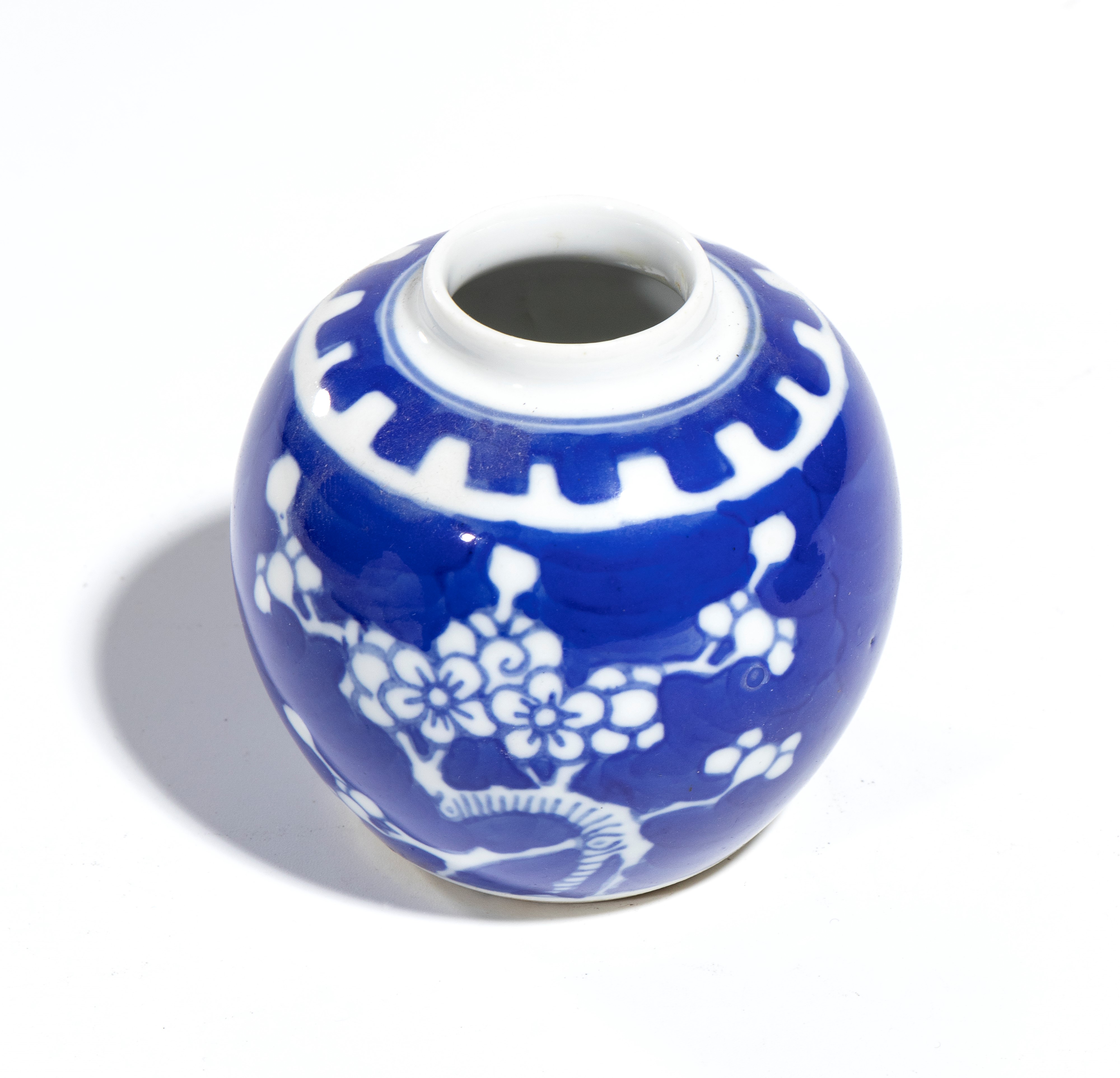 Cina, Piccola giara da zenzero in porcellana dipinta a smalti blu con decorazione a fiori di prun...